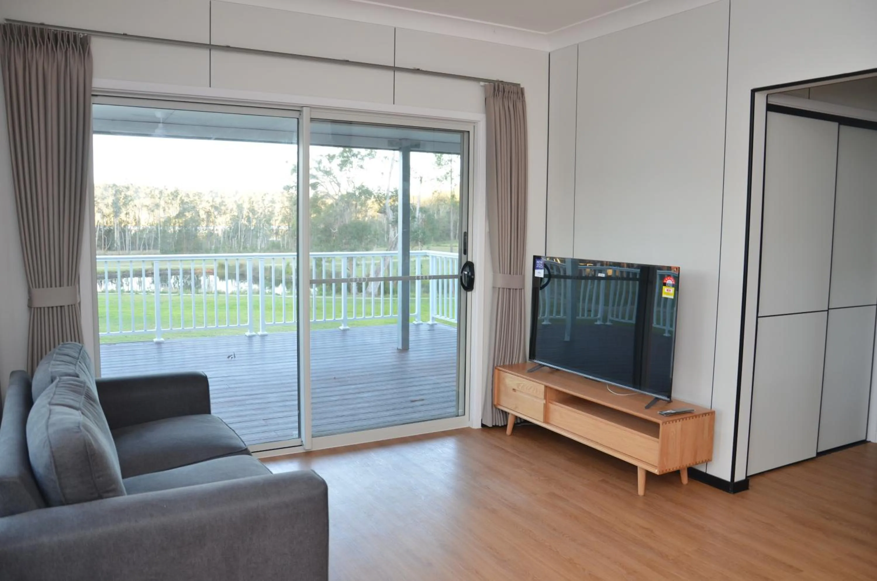 The Leaning Oak Holiday Lifestyles - Lake Conjola