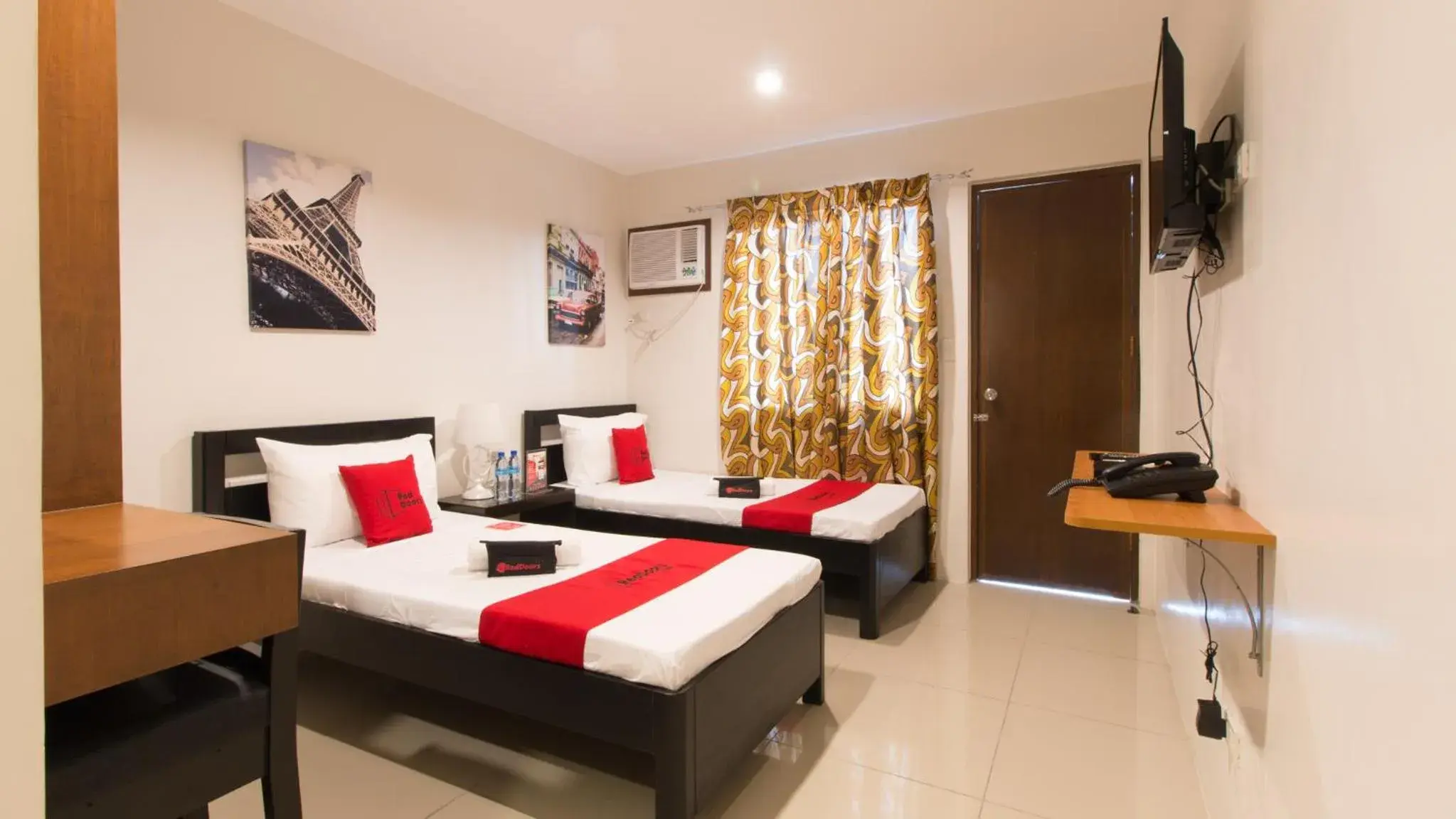 Twin Room in RedDoorz Plus @ Diola Villamonte Bacolod Twin Room in RedDoorz Plus @ Diola Villamonte Bacolod