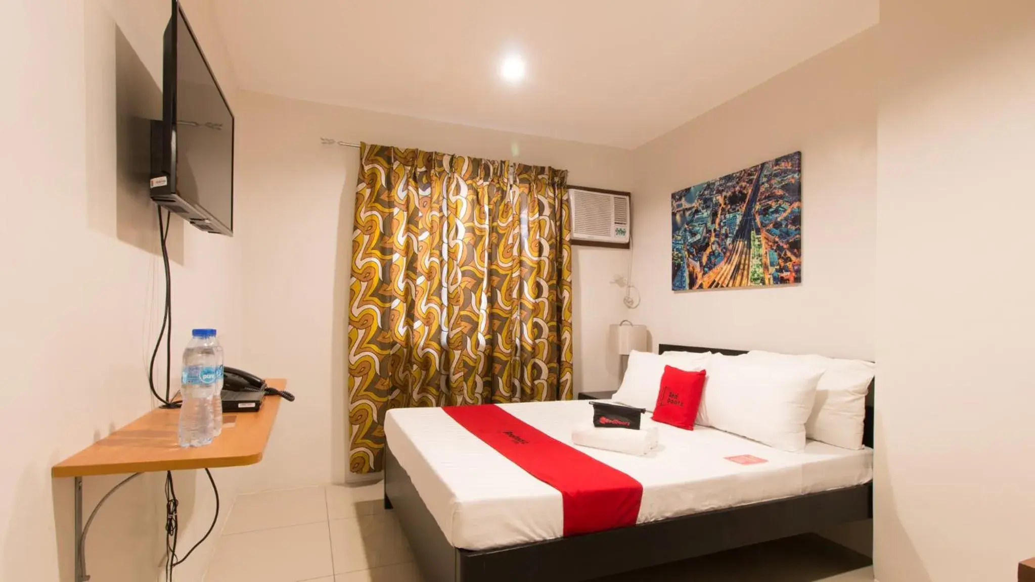 Double Room in RedDoorz Plus @ Diola Villamonte Bacolod Double Room in RedDoorz Plus @ Diola Villamonte Bacolod