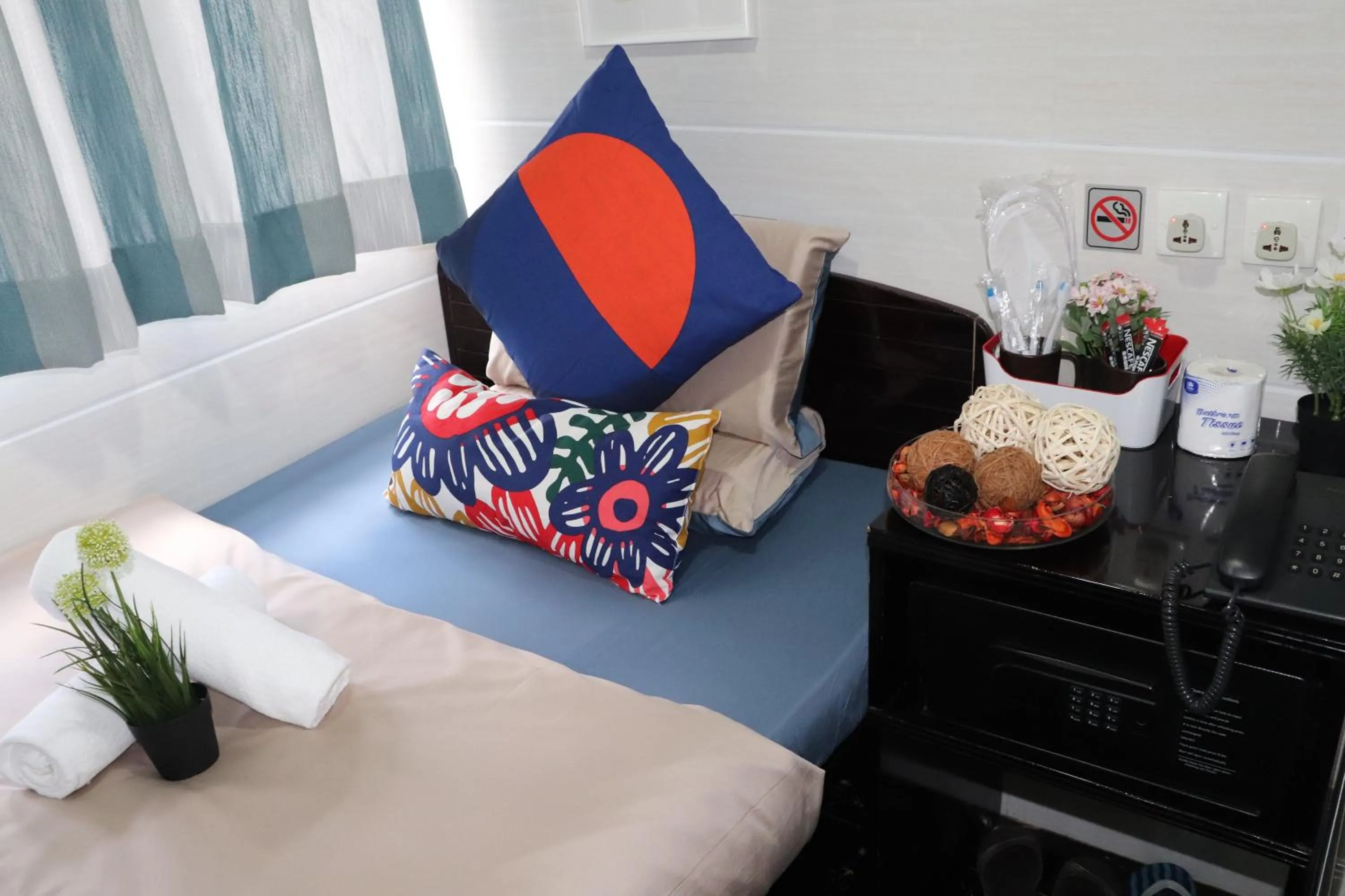 Bedroom, Bed in Metrocity Lounge