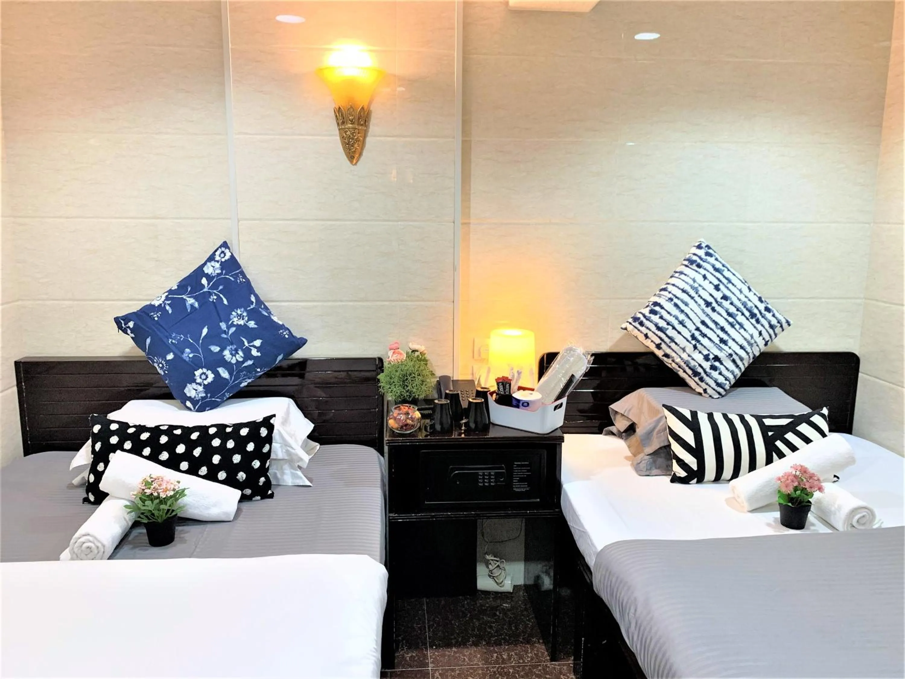 Bedroom, Bed in Metrocity Lounge