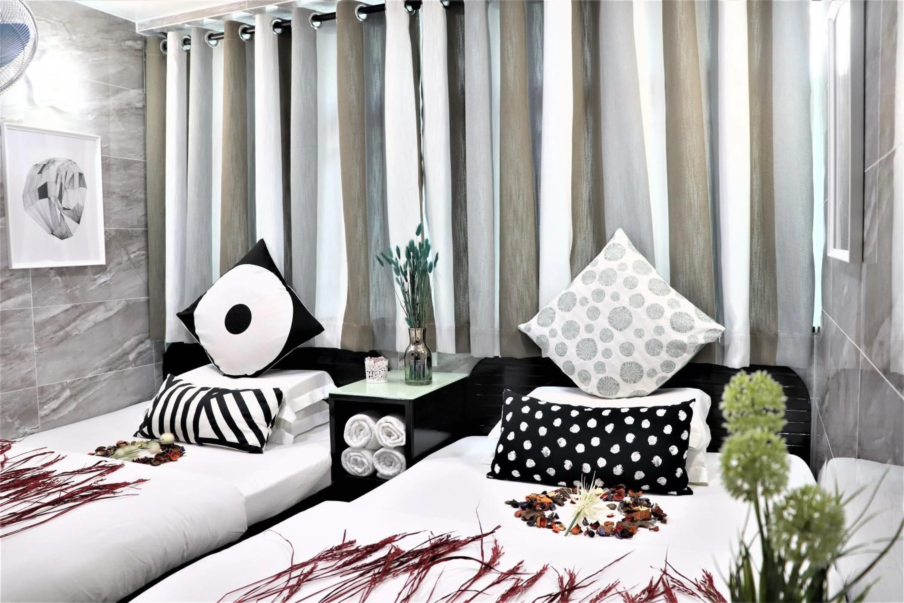 Bedroom, Bed in Metrocity Lounge