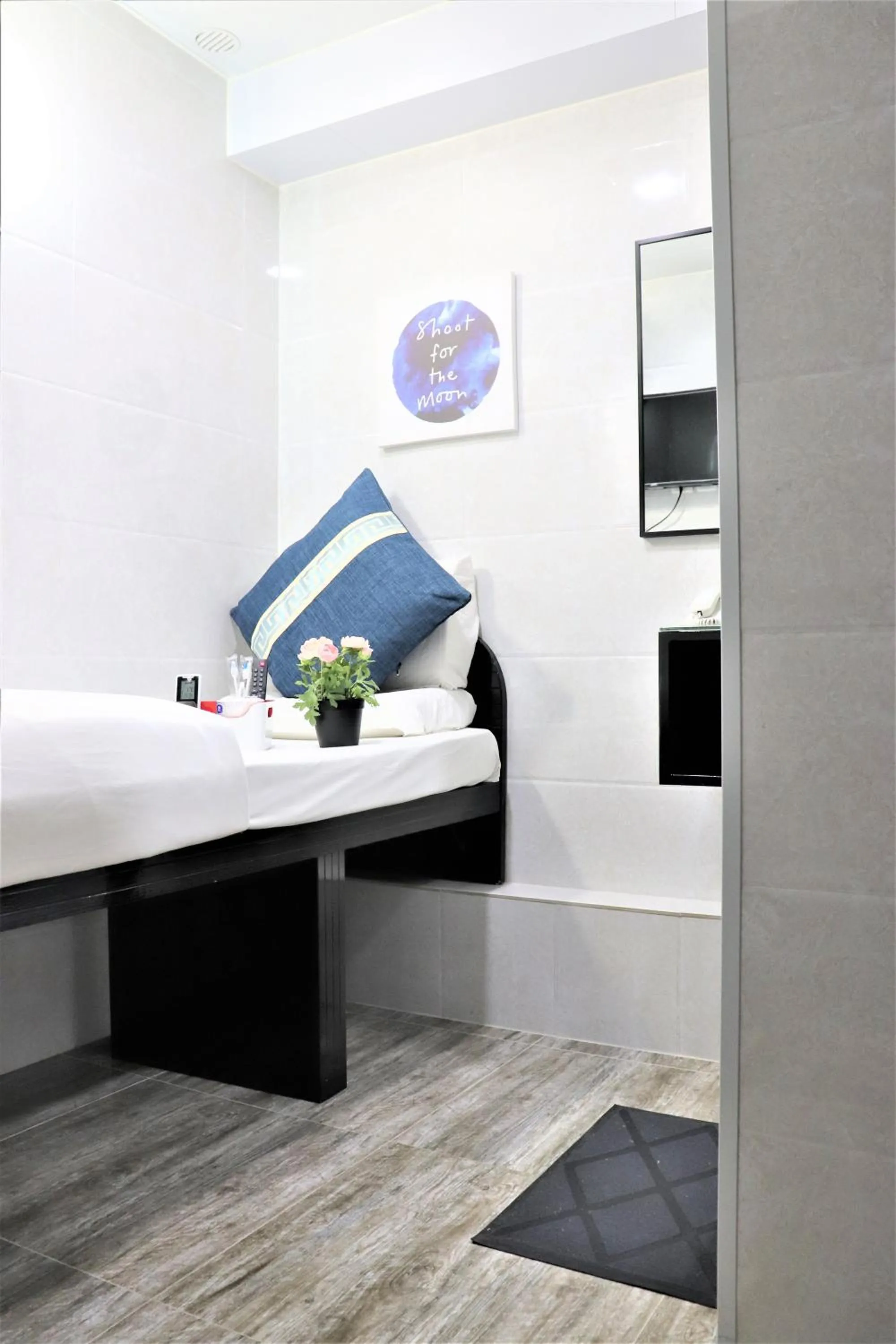 Bedroom, Bed in Metrocity Lounge