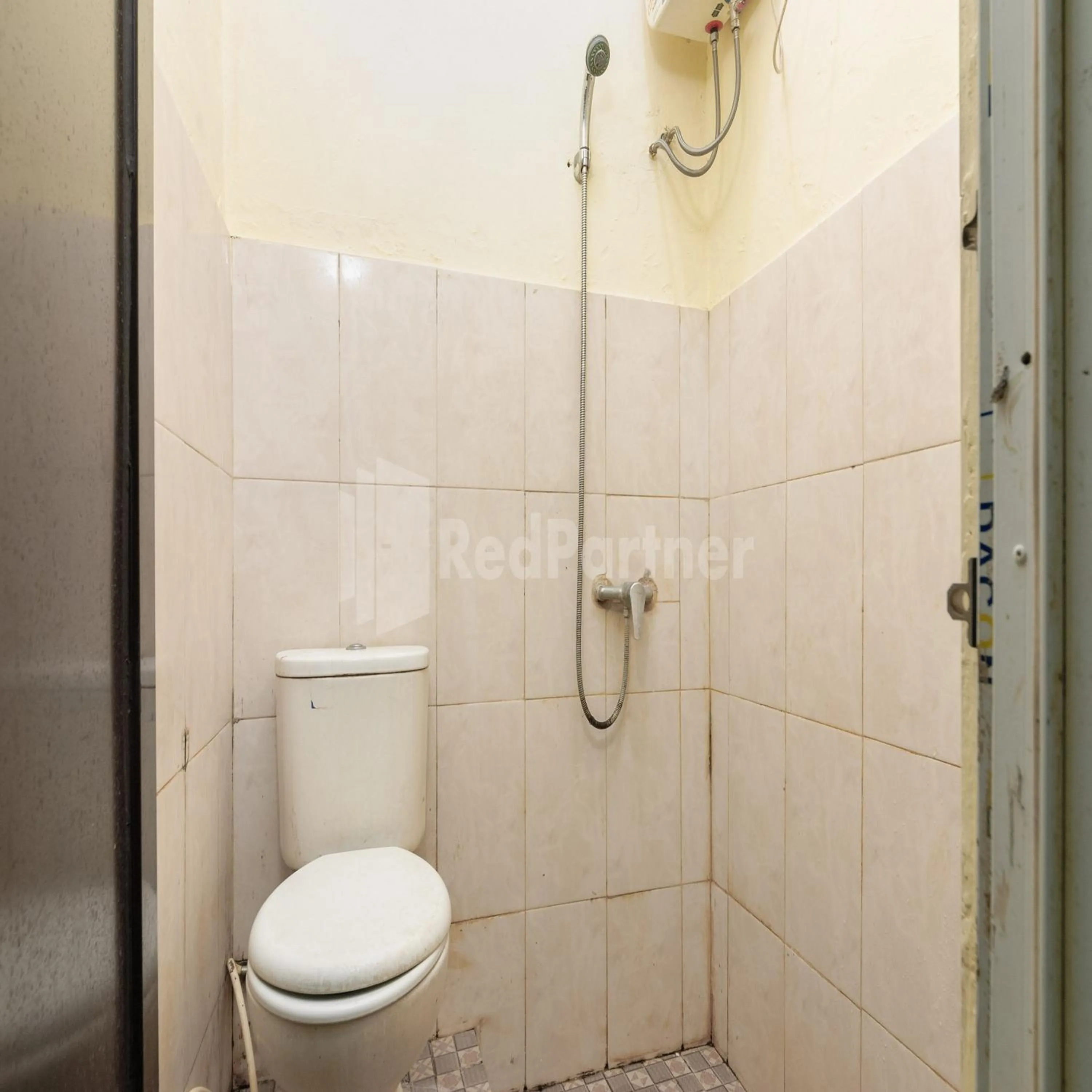 Bathroom in Pulogadung Residence by Nam RedPartner