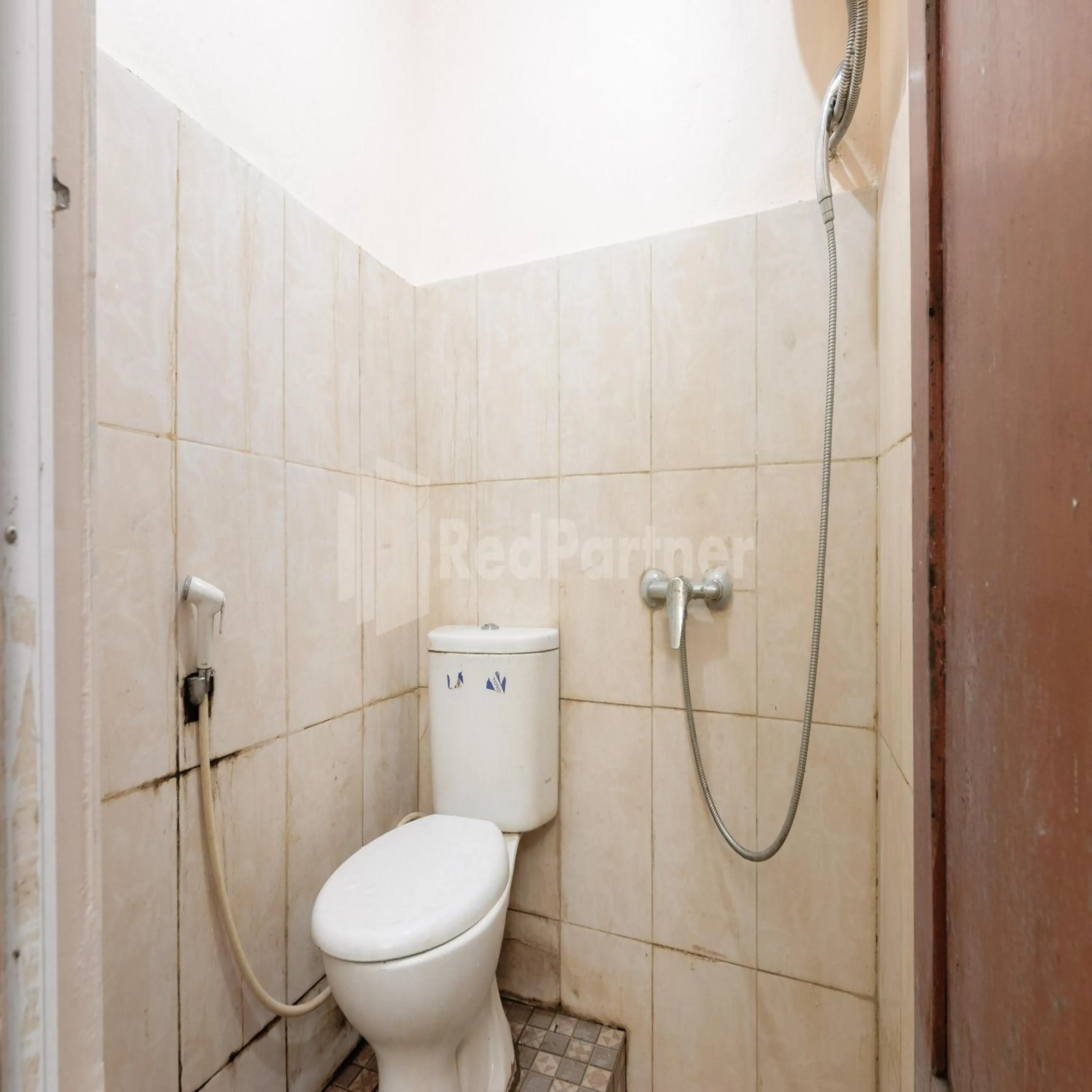 Bathroom in Pulogadung Residence by Nam RedPartner