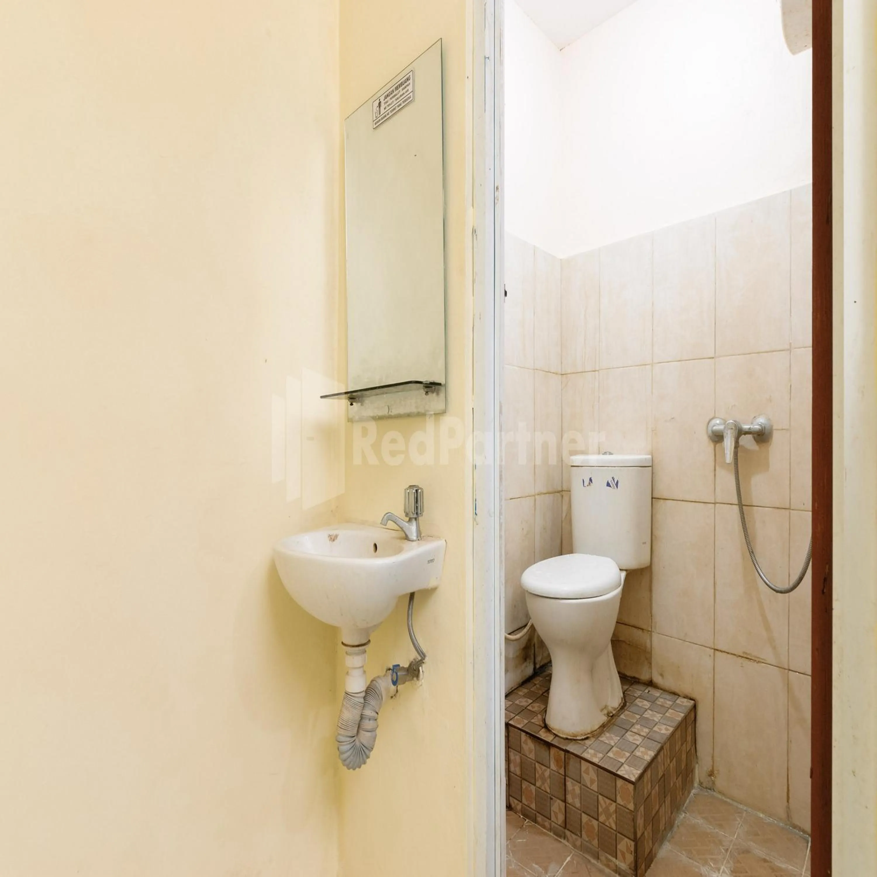 Bathroom in Pulogadung Residence by Nam RedPartner