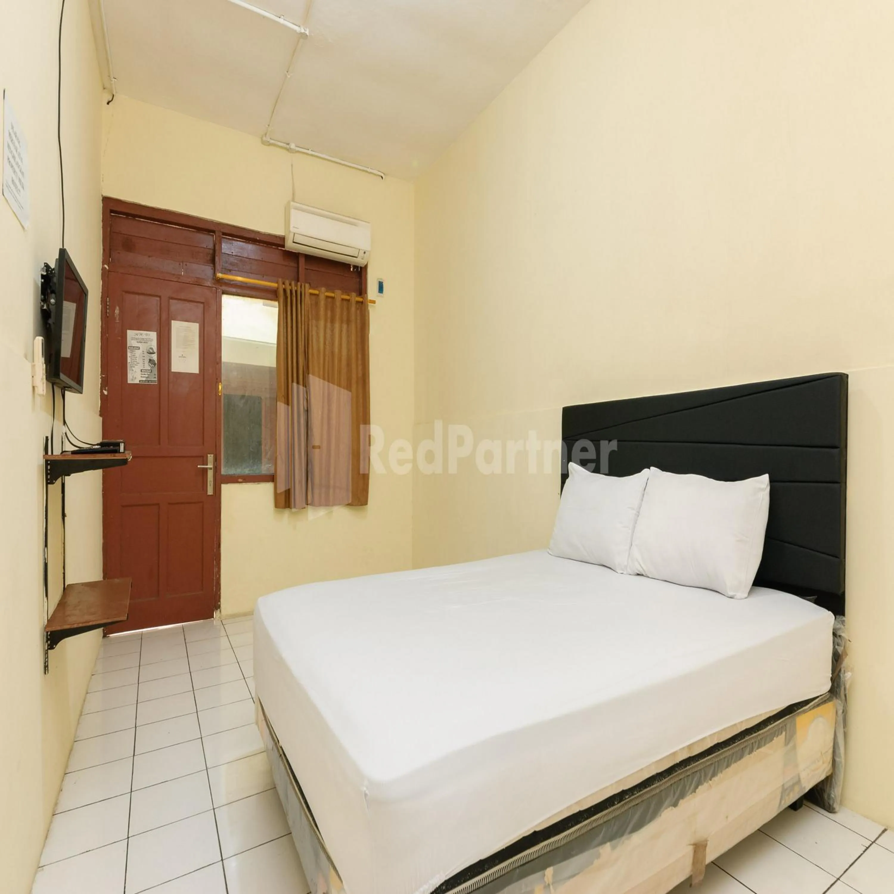 Bedroom, Bed in Pulogadung Residence by Nam RedPartner