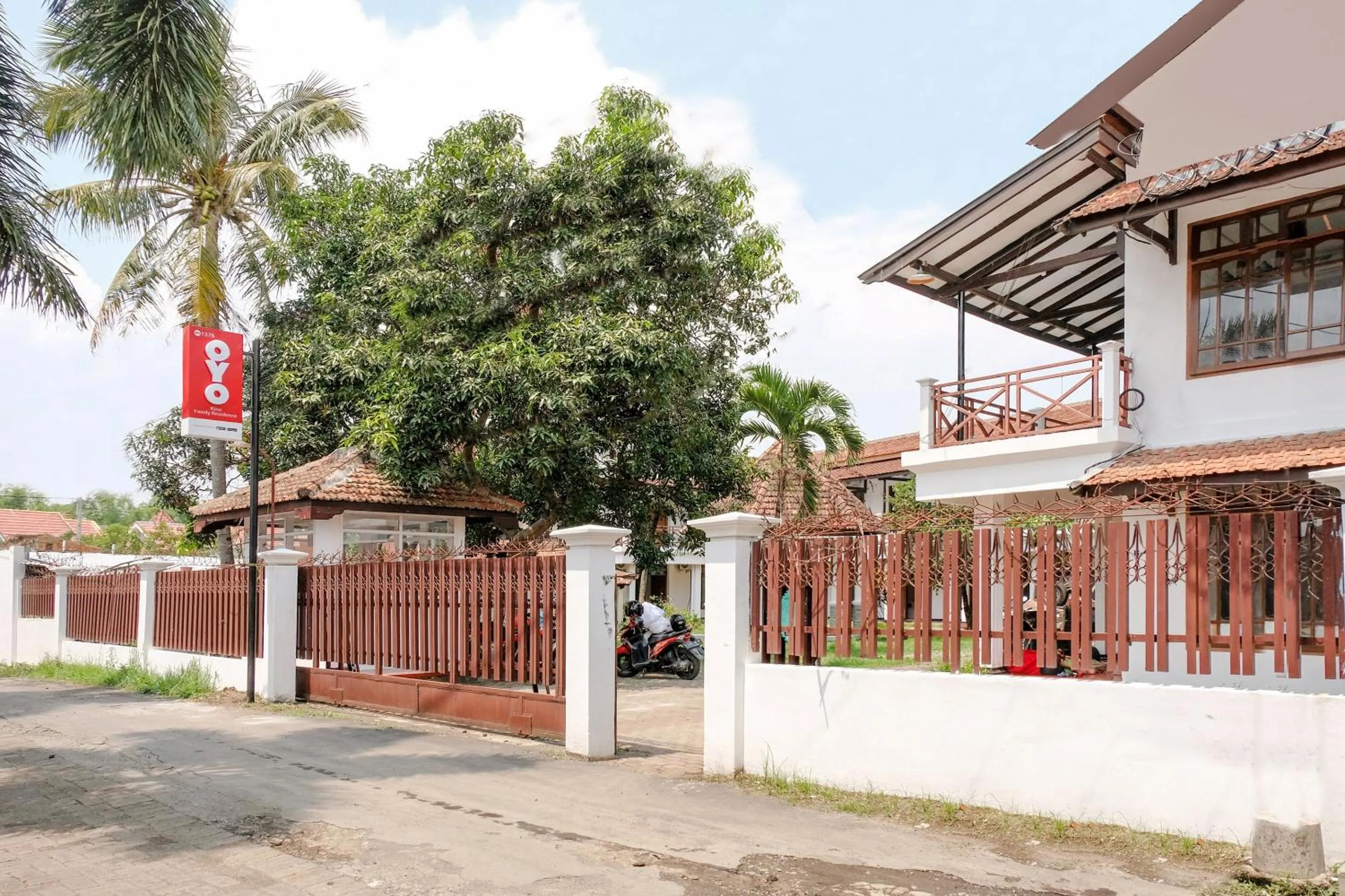Facade/entrance in Hotel O Kina Family Residence Syariah