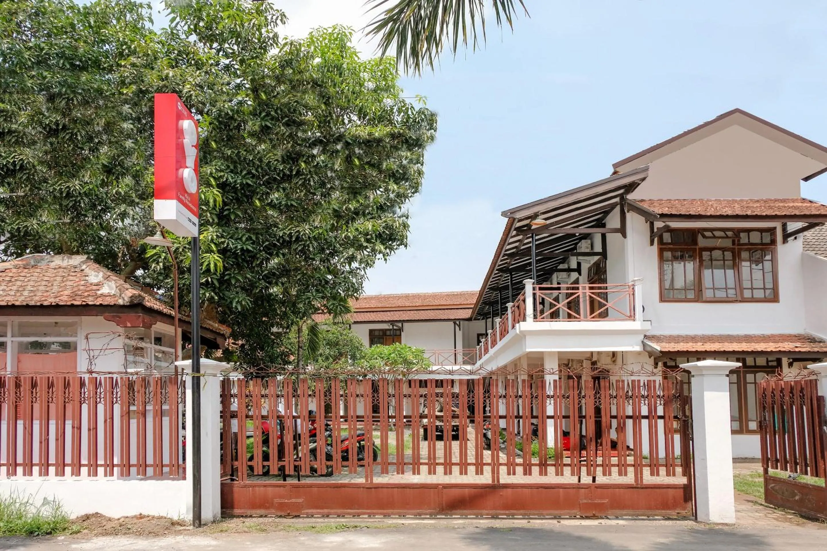 Facade/entrance in Hotel O Kina Family Residence Syariah