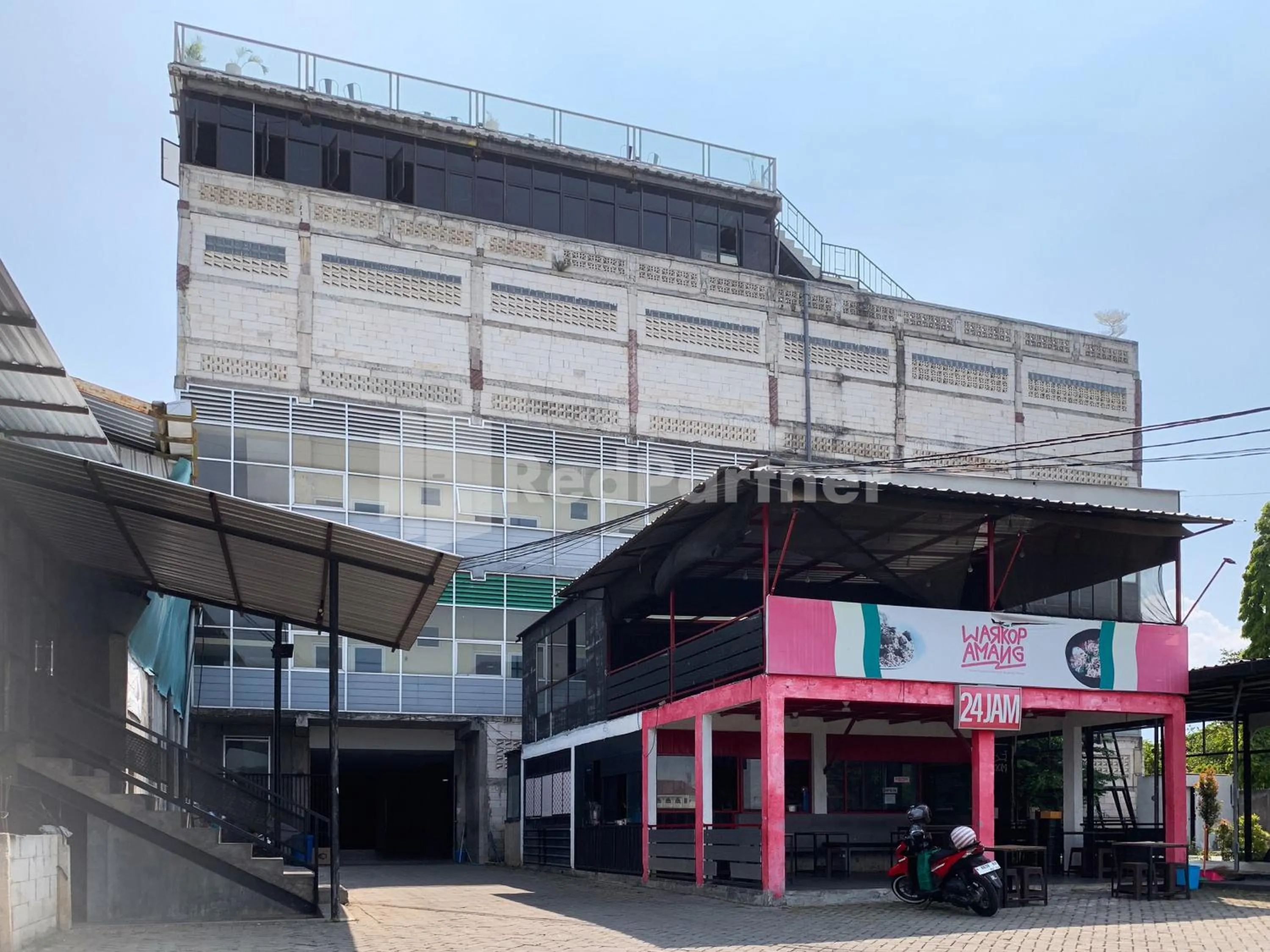 Facade/entrance in SM Guest House Malang