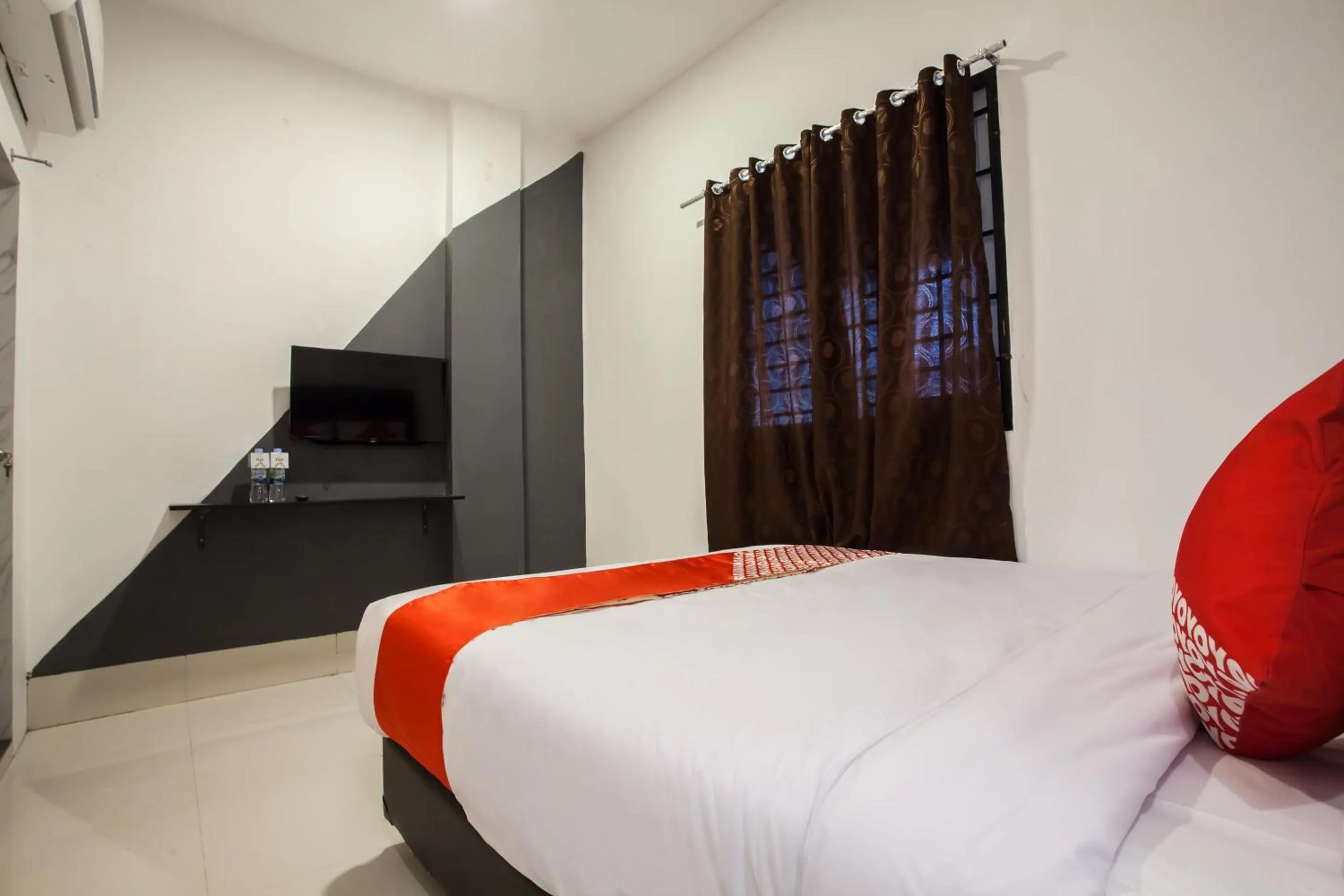 Bedroom, Bed in Hotel O Mono Guest House