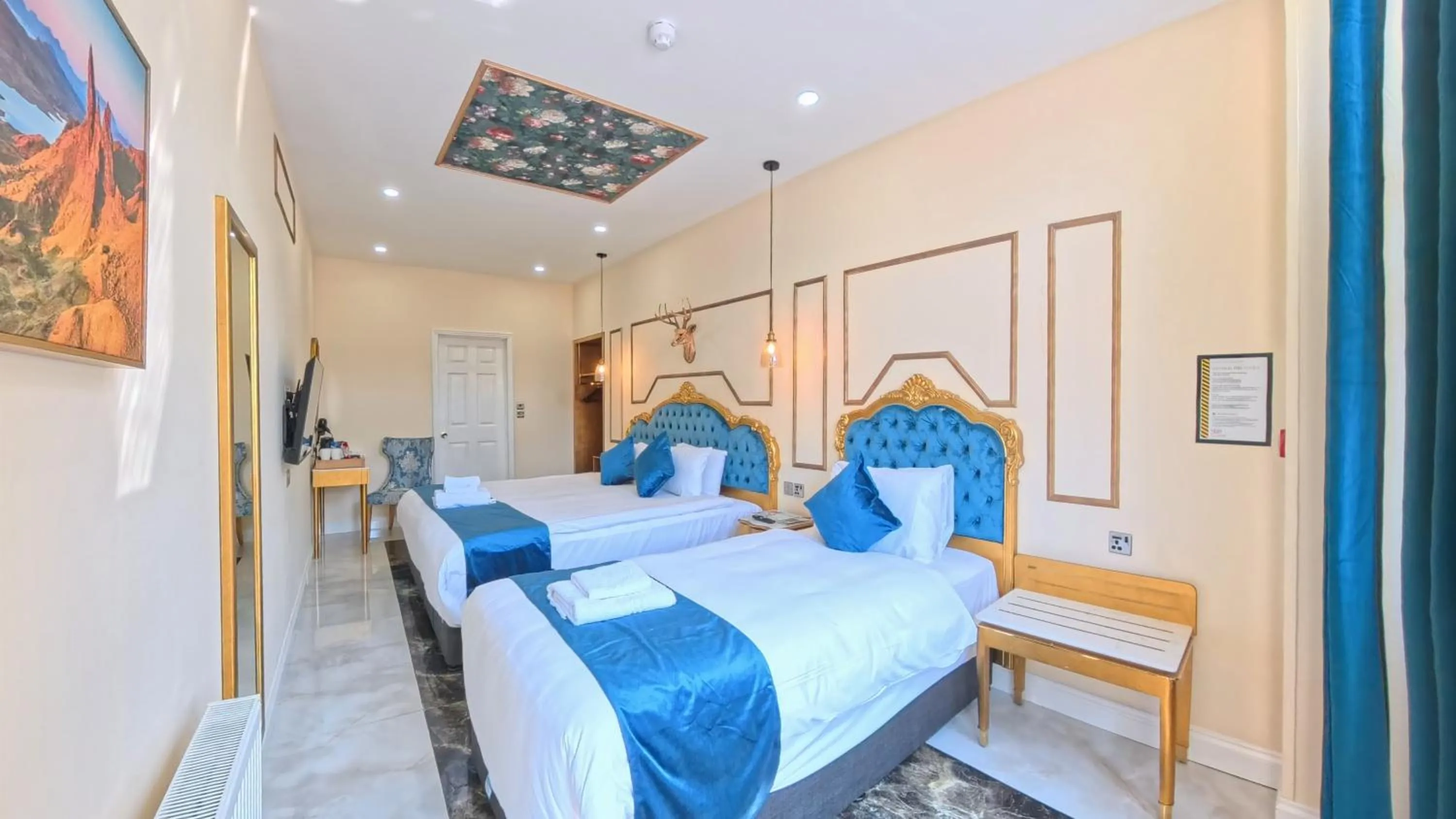 Photo of the whole room, Bed in Muthu Fort William Hotel