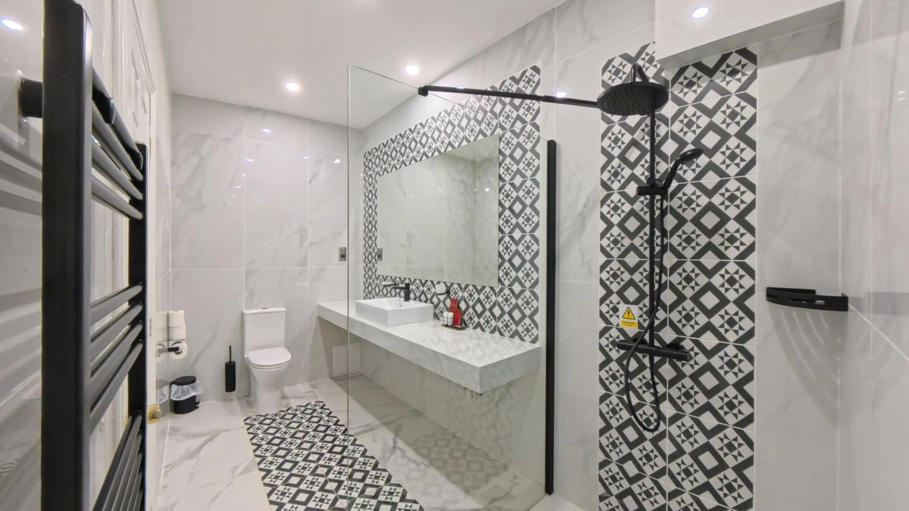 Shower in Muthu Fort William Hotel