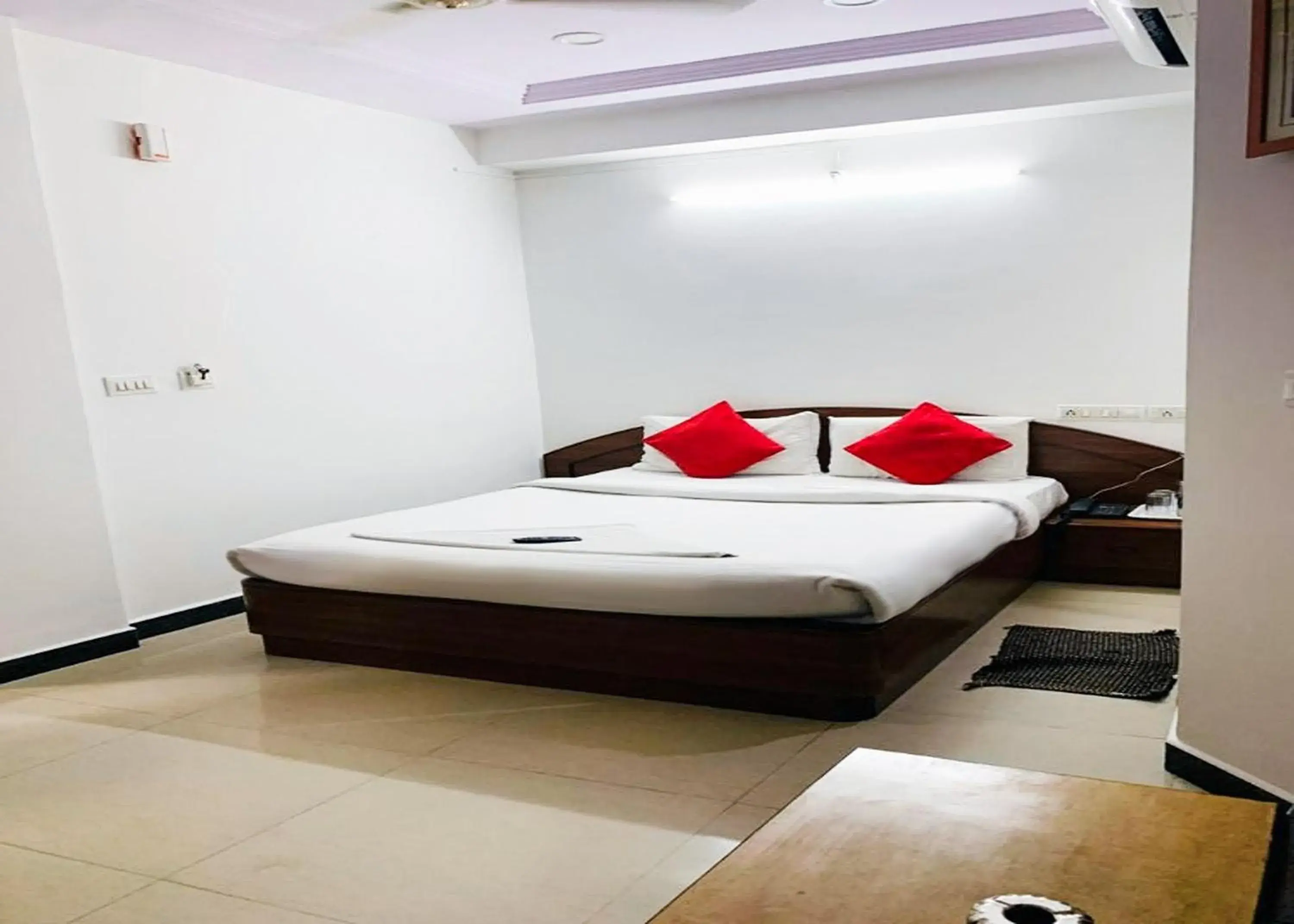Standard Double Room with Fan in Hotel Champion Inn near Yeswantpur Junction Railway Station Standard Double Room with Fan in Hotel Champion Inn near Yeswantpur Junction Railway Station