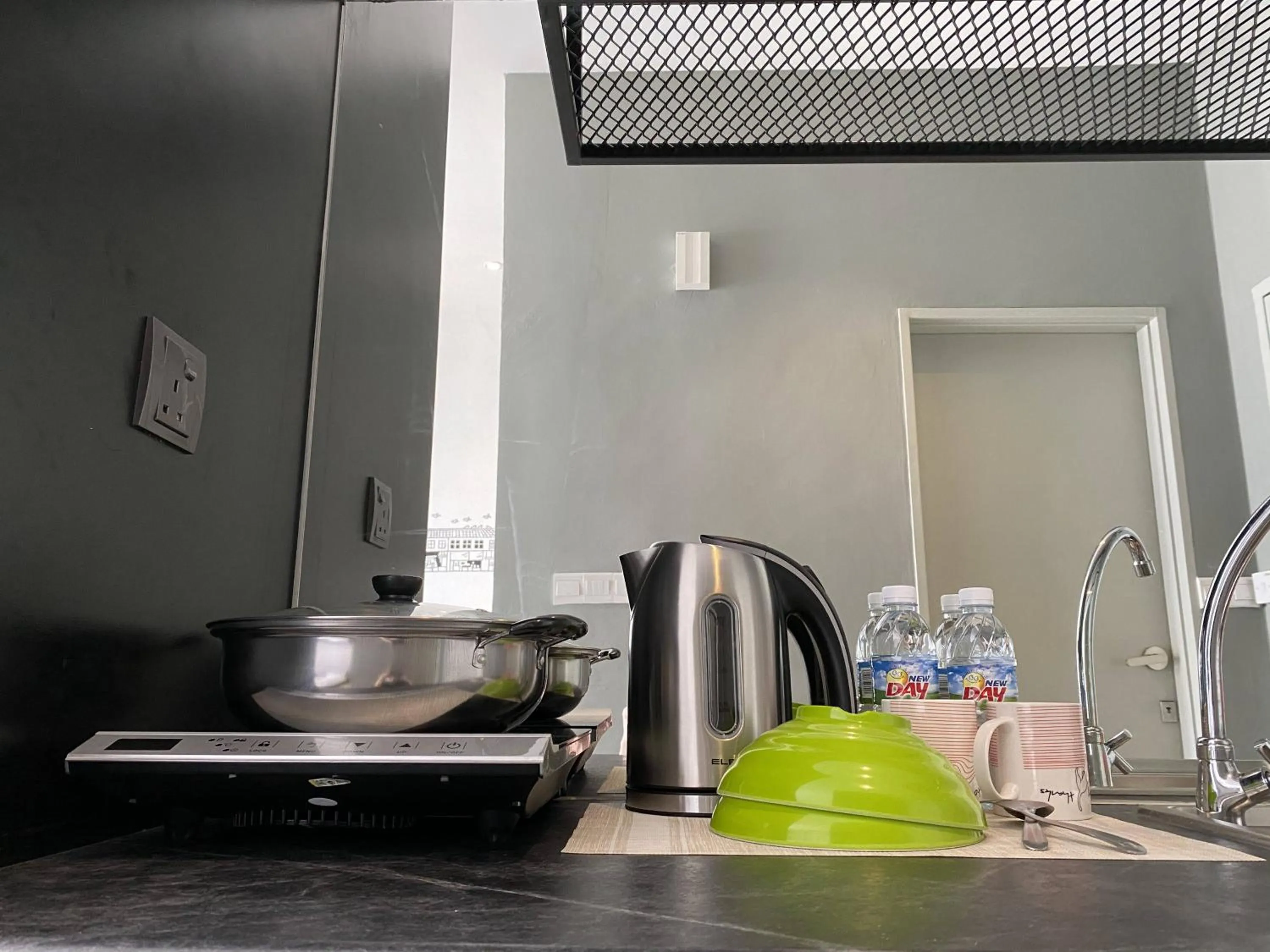 Coffee/tea facilities in Homesuite' Home at Aeropod SOVO