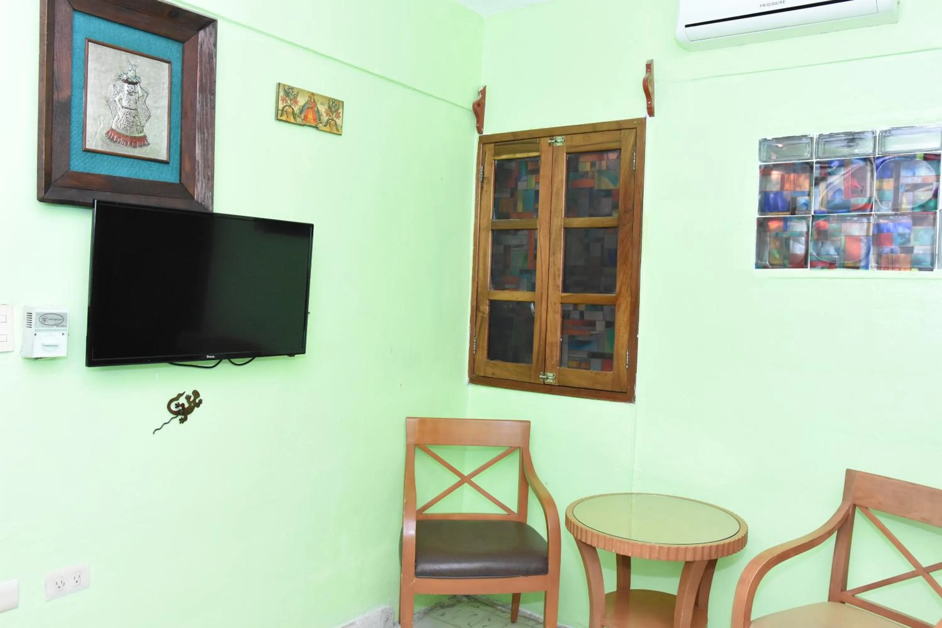 TV and multimedia in Cancun Guest House 6