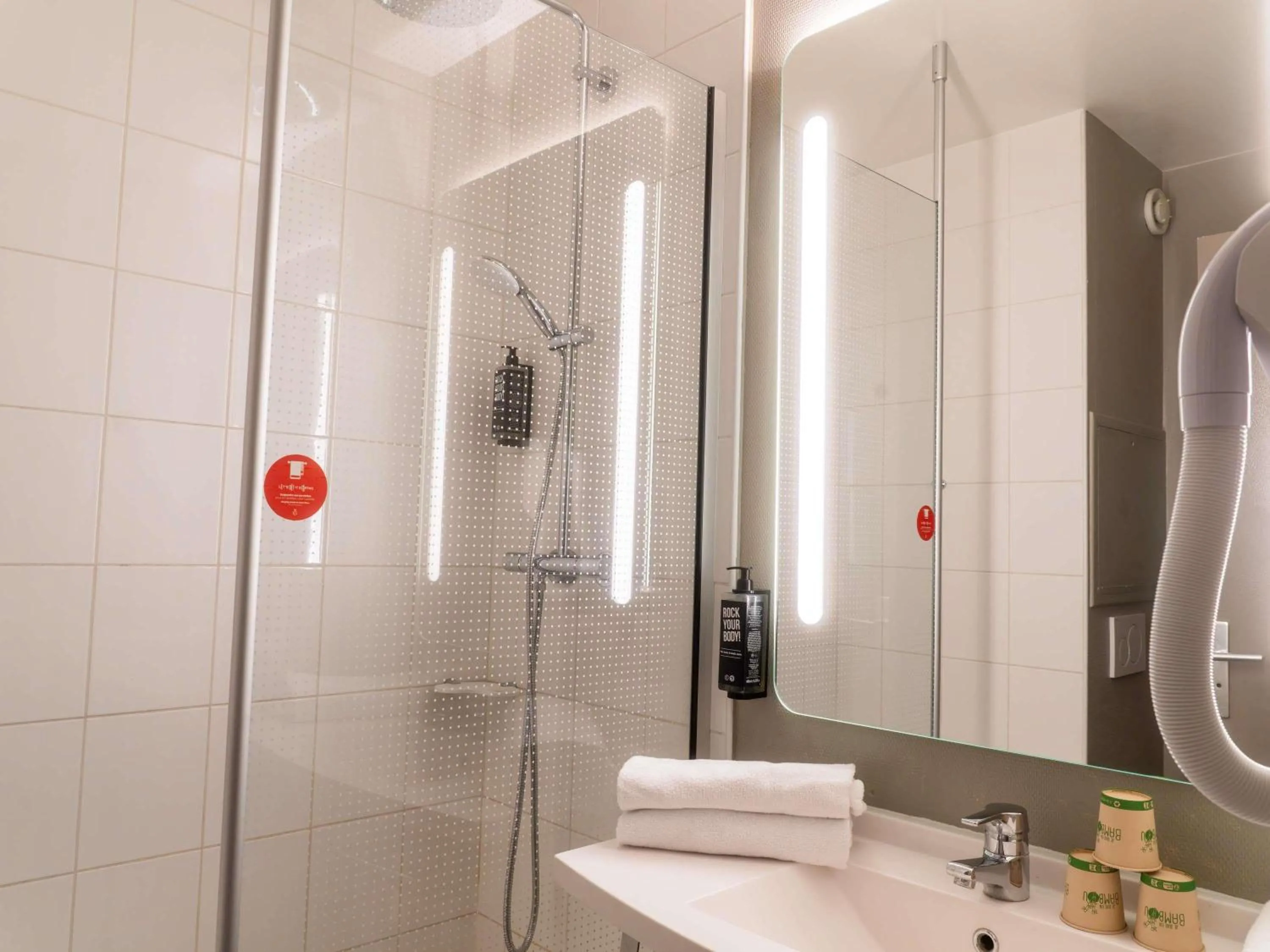 Bedroom in ibis Compiegne