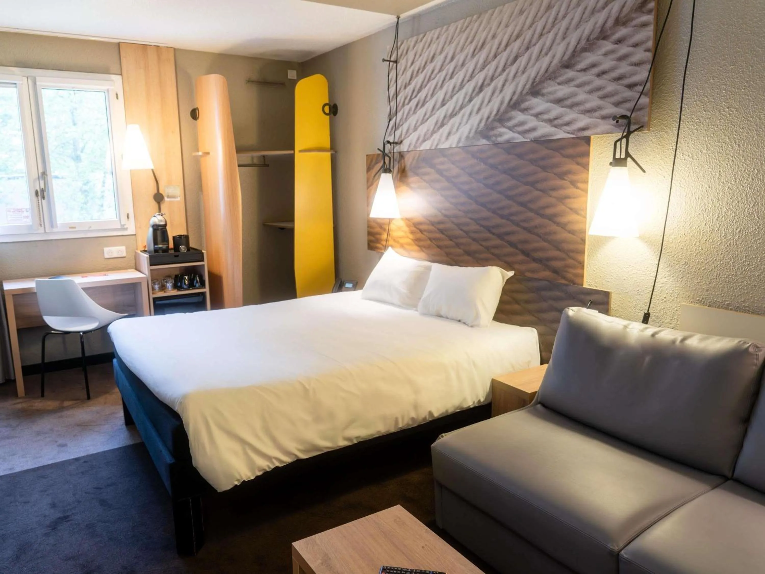 Bedroom, Bed in ibis Compiegne
