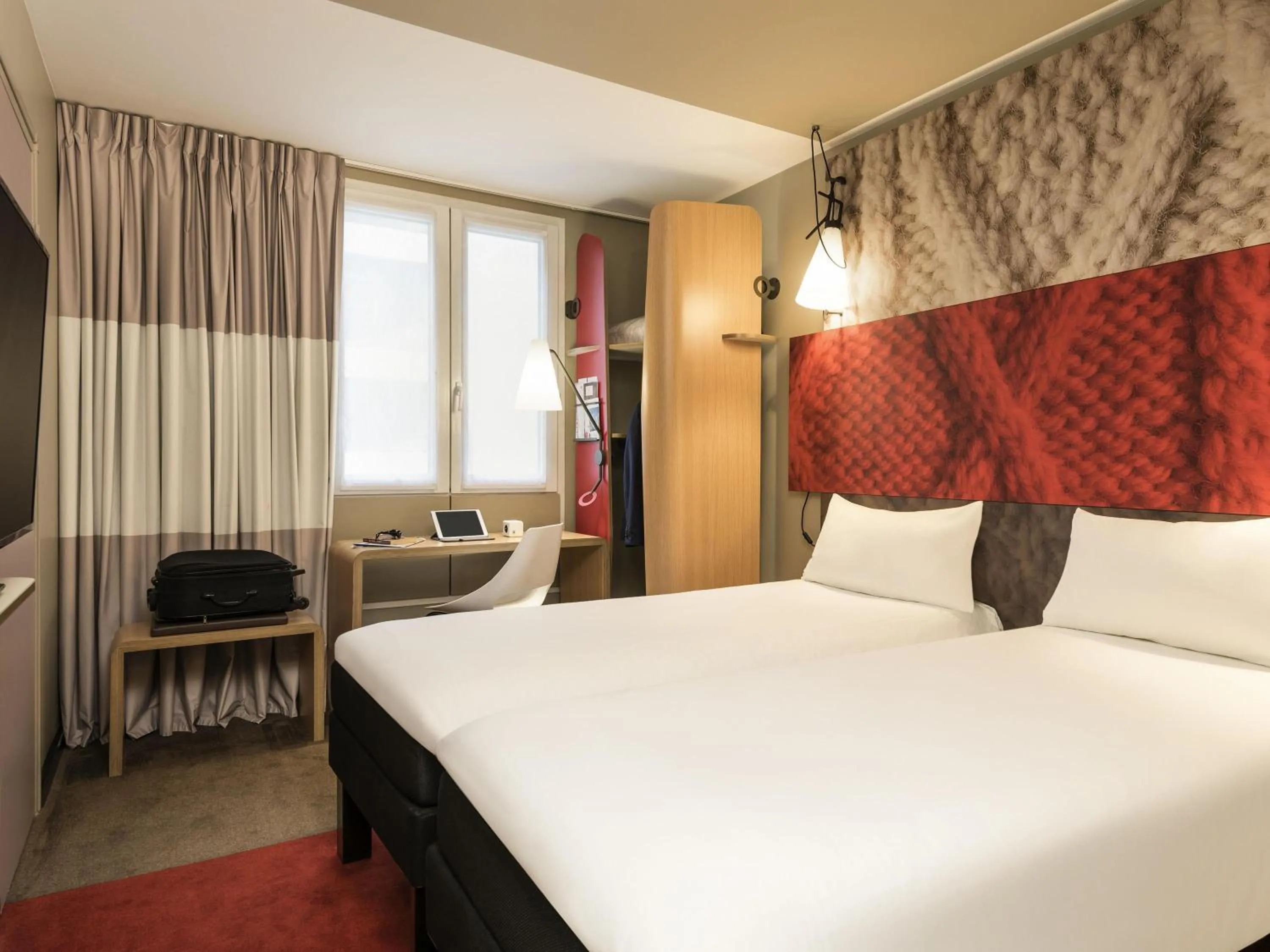Bedroom, Bed in ibis Compiegne