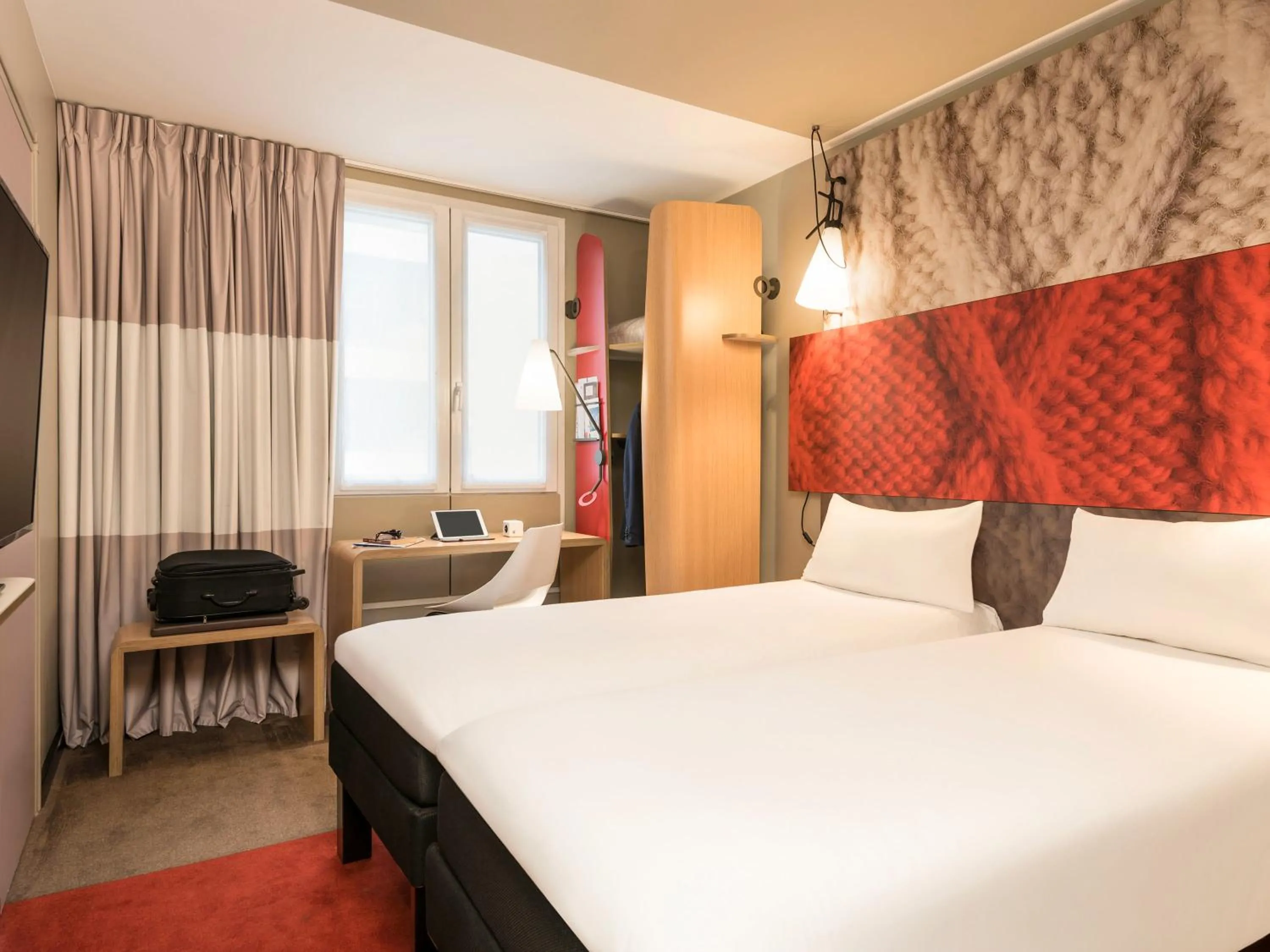 Bedroom, Bed in ibis Compiegne