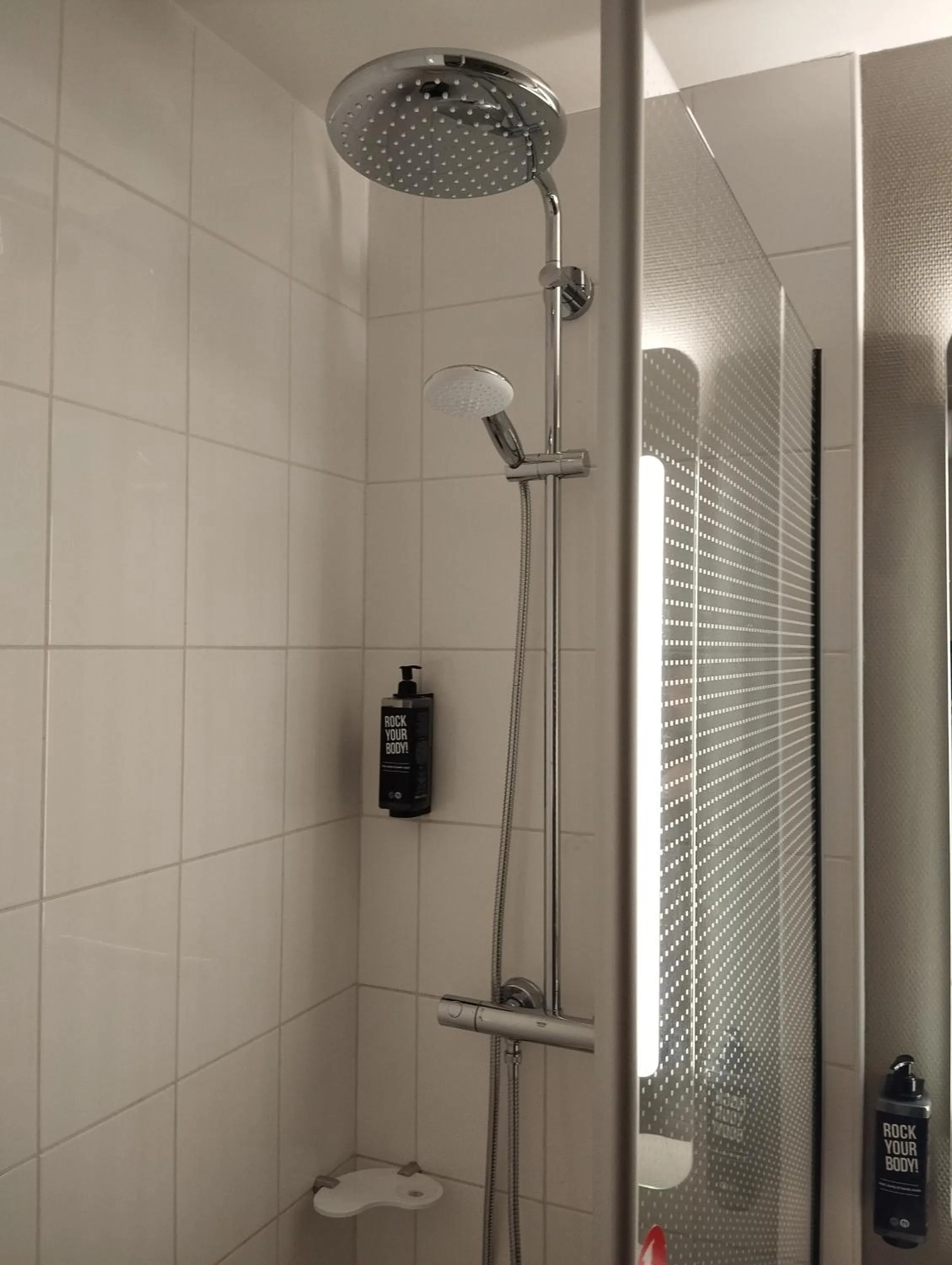 Shower in ibis Compiegne