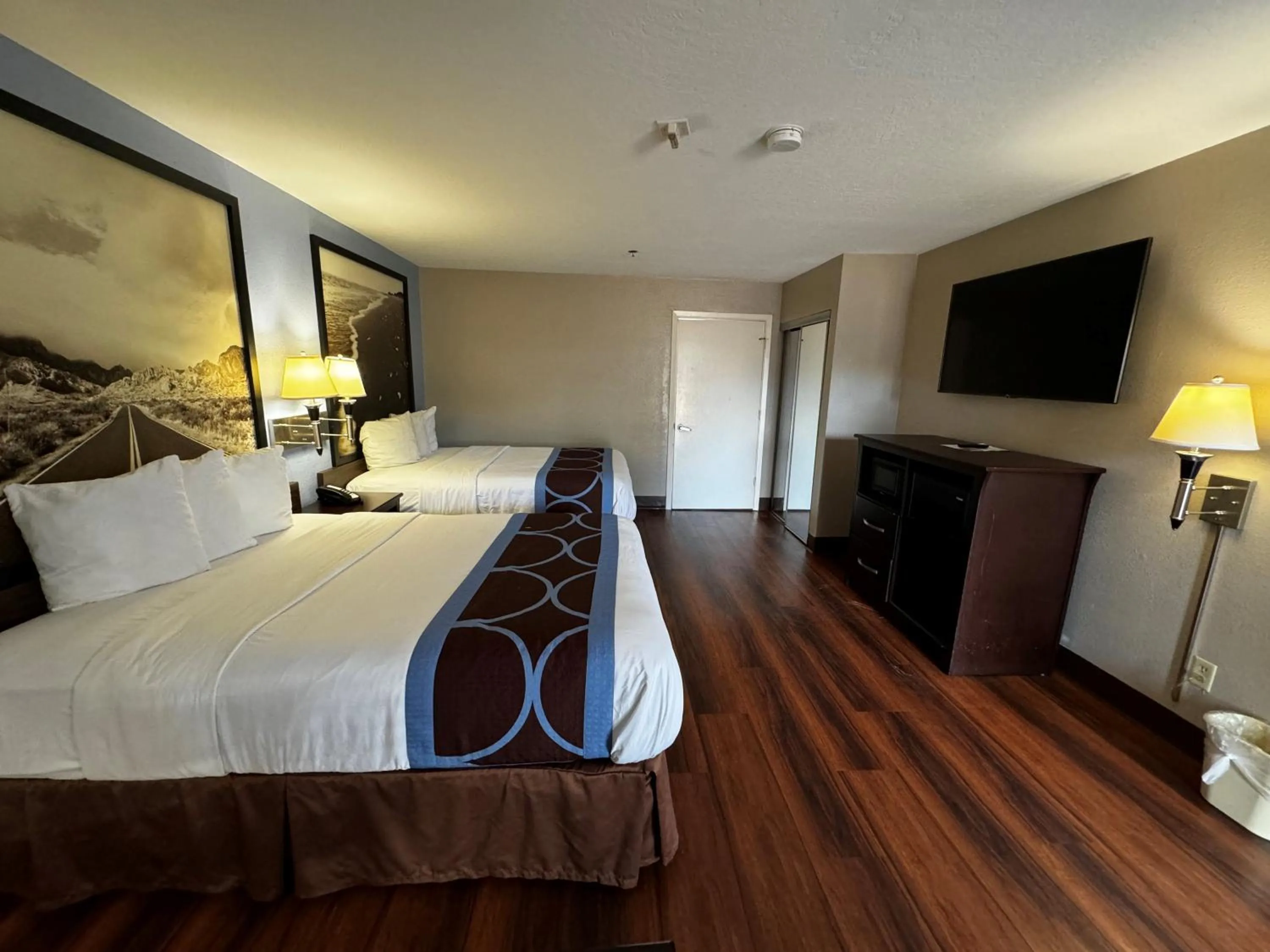 Photo of the whole room in Super 8 by Wyndham Houston Webster NASA