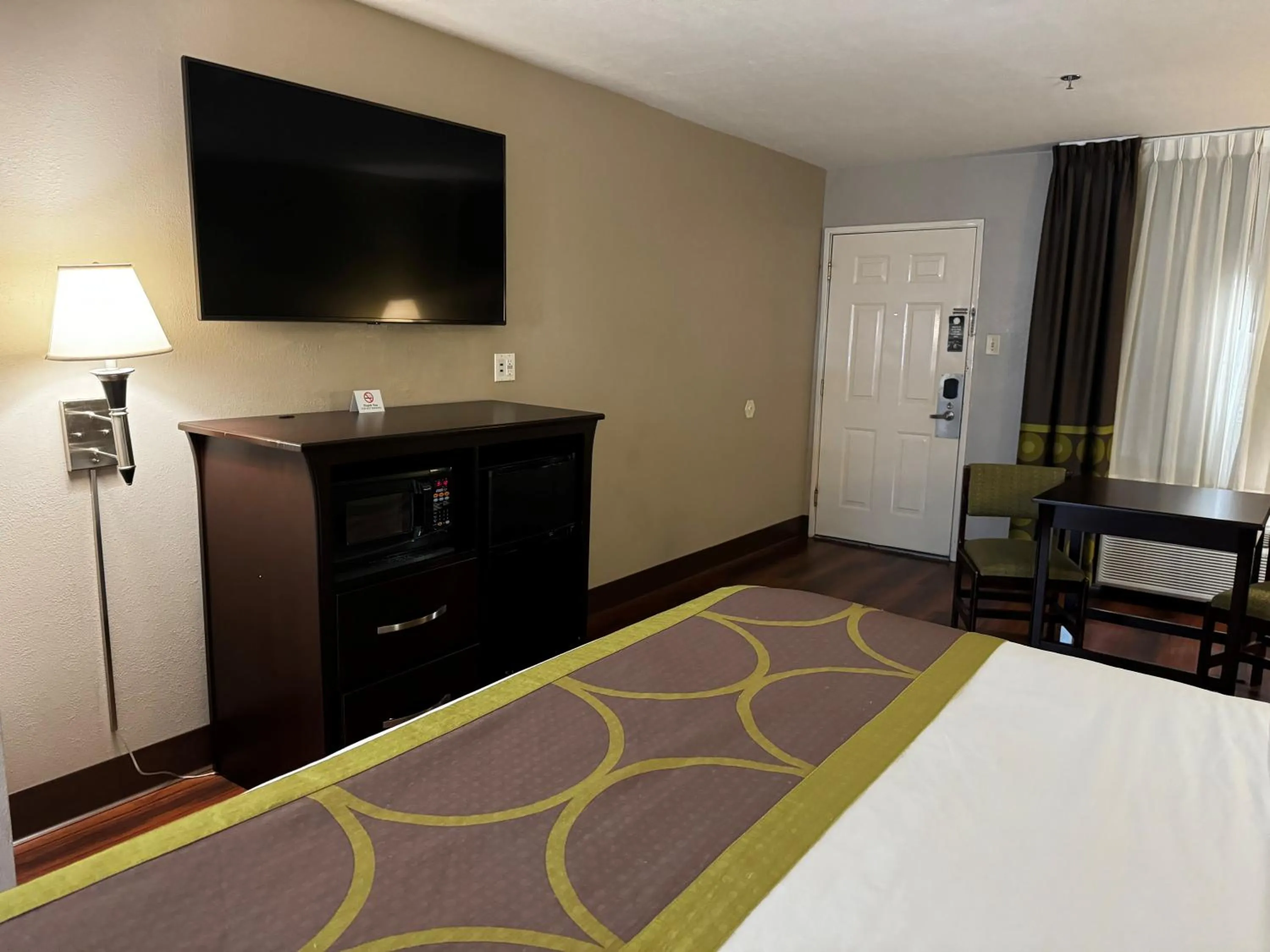 TV and multimedia in Super 8 by Wyndham Houston Webster NASA