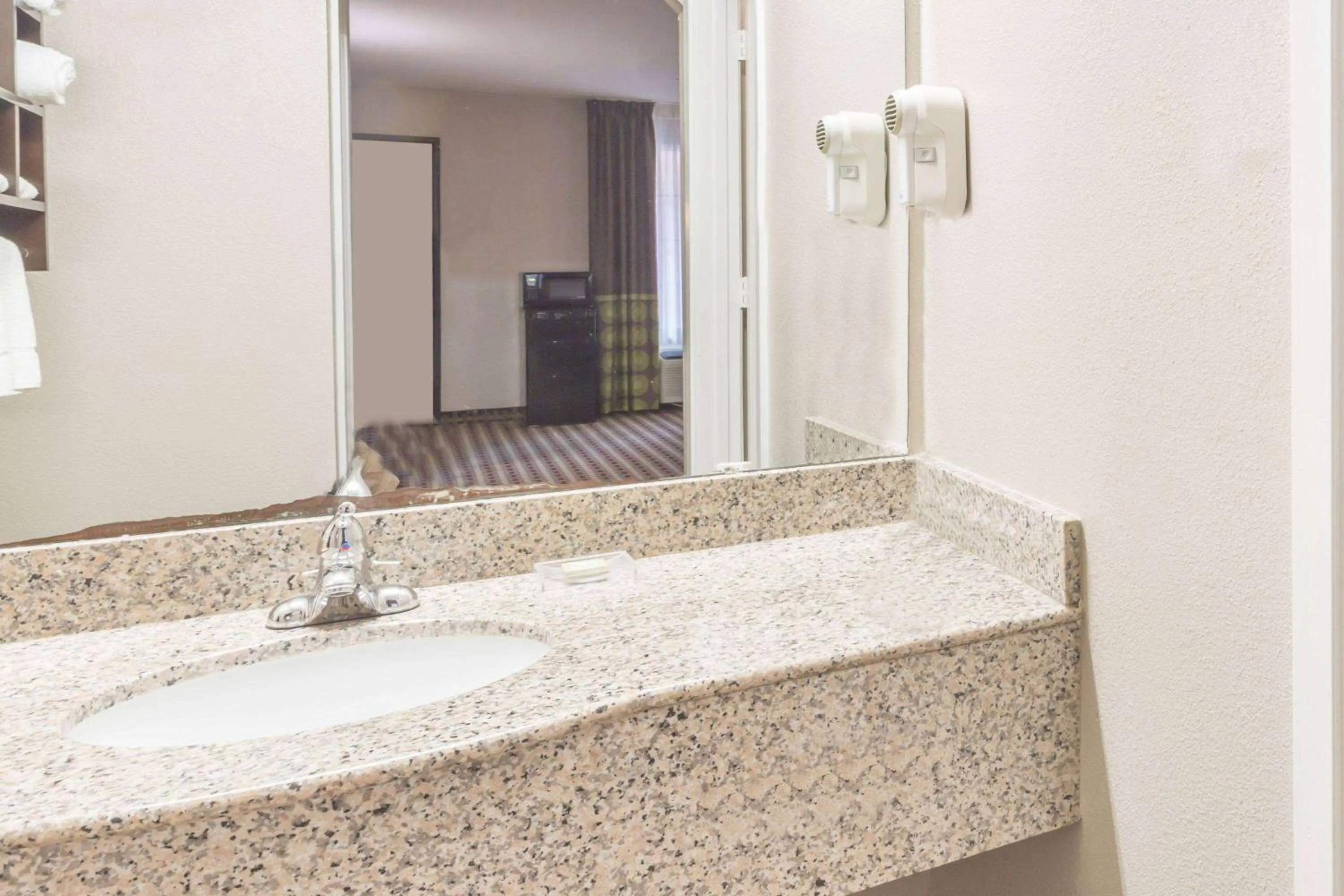 Photo of the whole room in Super 8 by Wyndham Houston Webster NASA