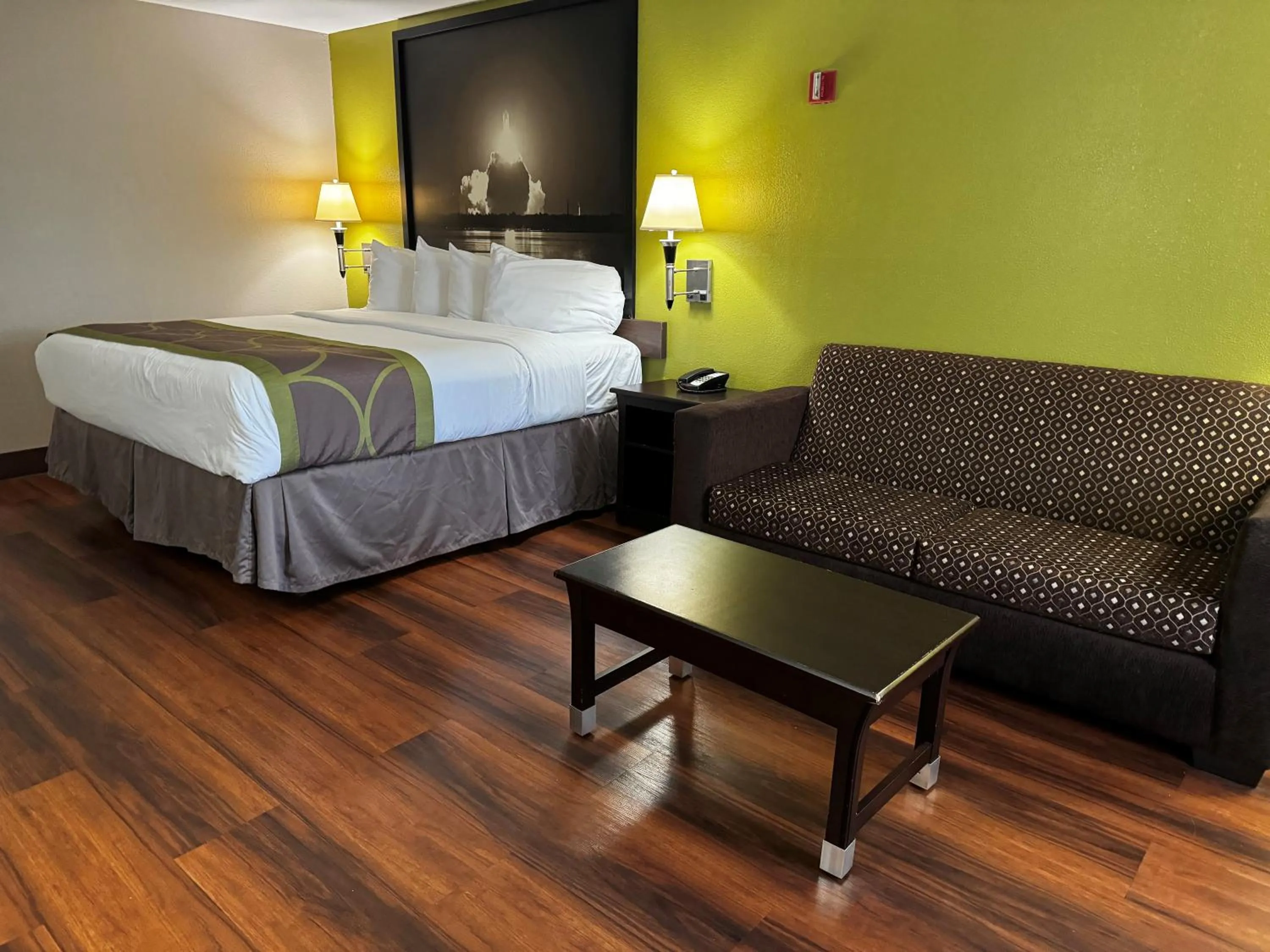 Photo of the whole room in Super 8 by Wyndham Houston Webster NASA