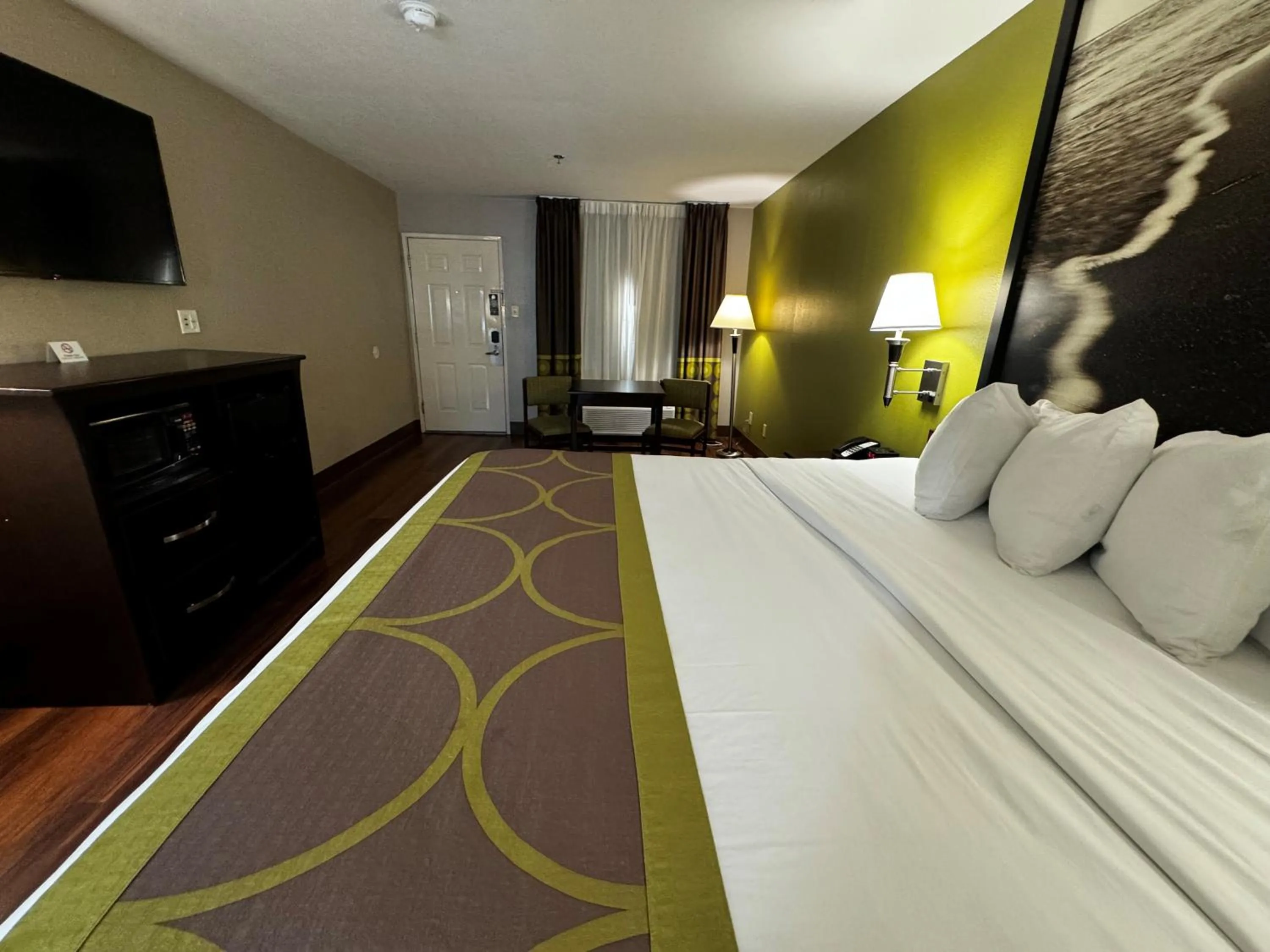 Photo of the whole room in Super 8 by Wyndham Houston Webster NASA