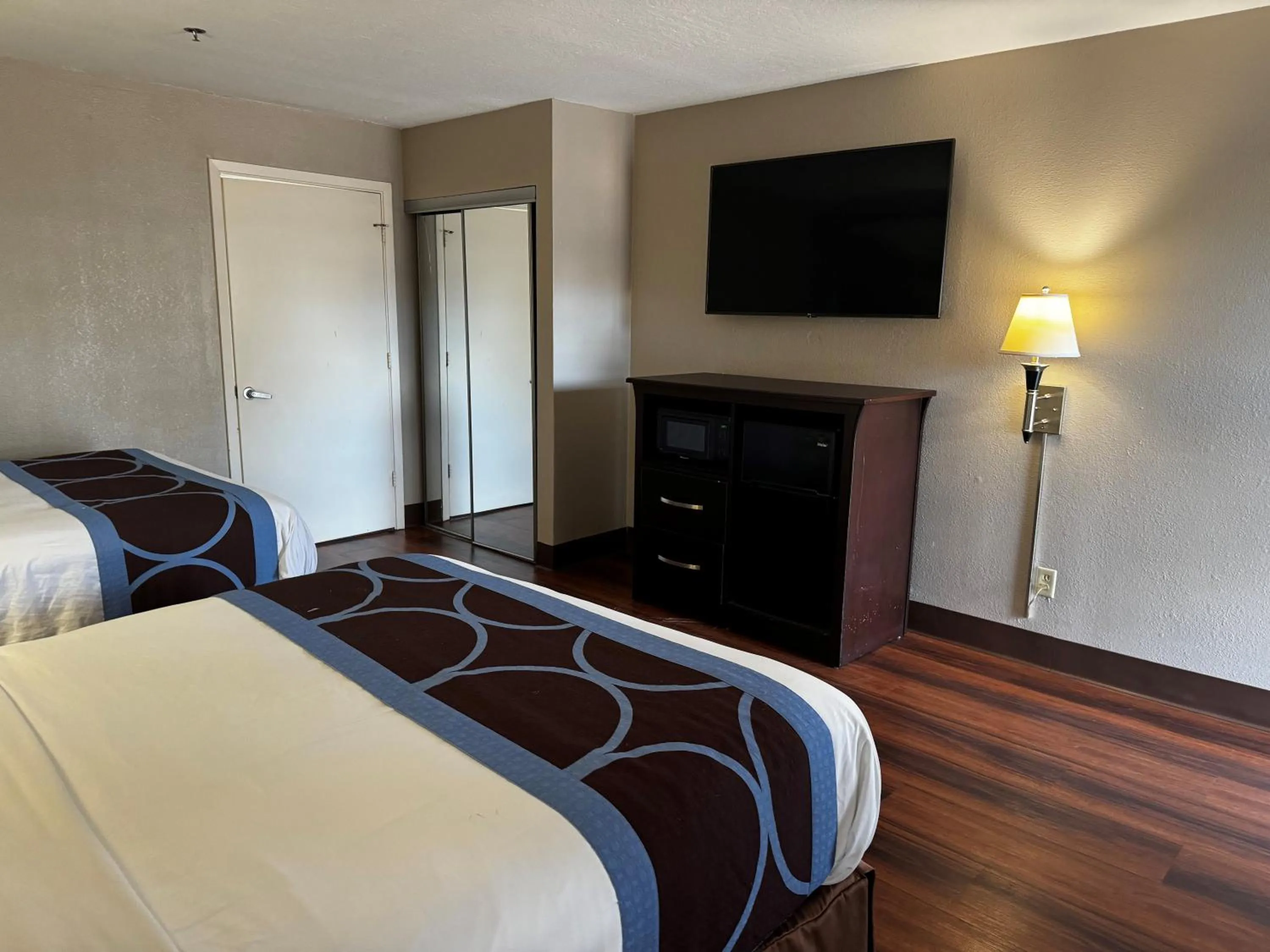 TV and multimedia in Super 8 by Wyndham Houston Webster NASA