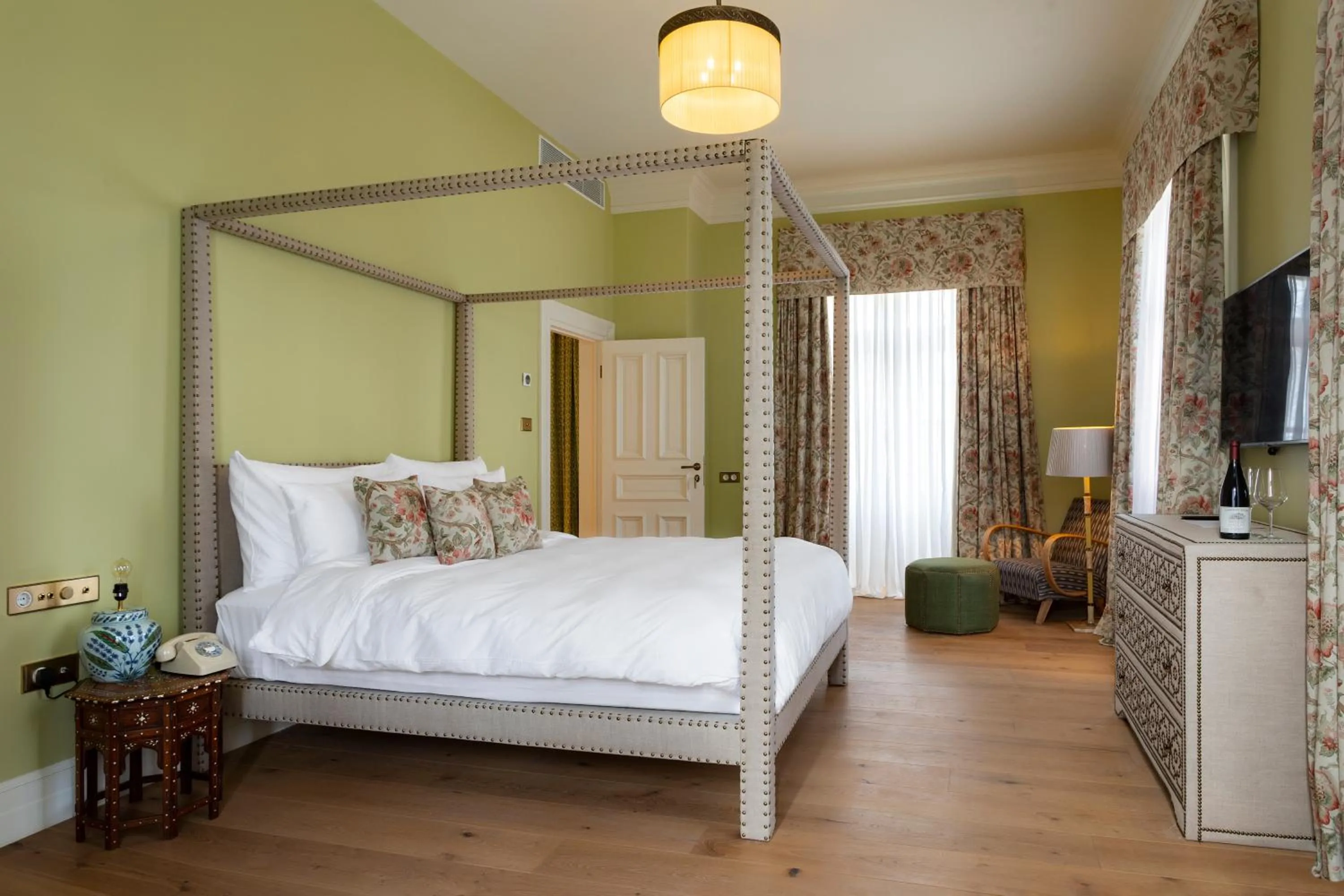 Photo of the whole room, Bed in Vazisubani Estate