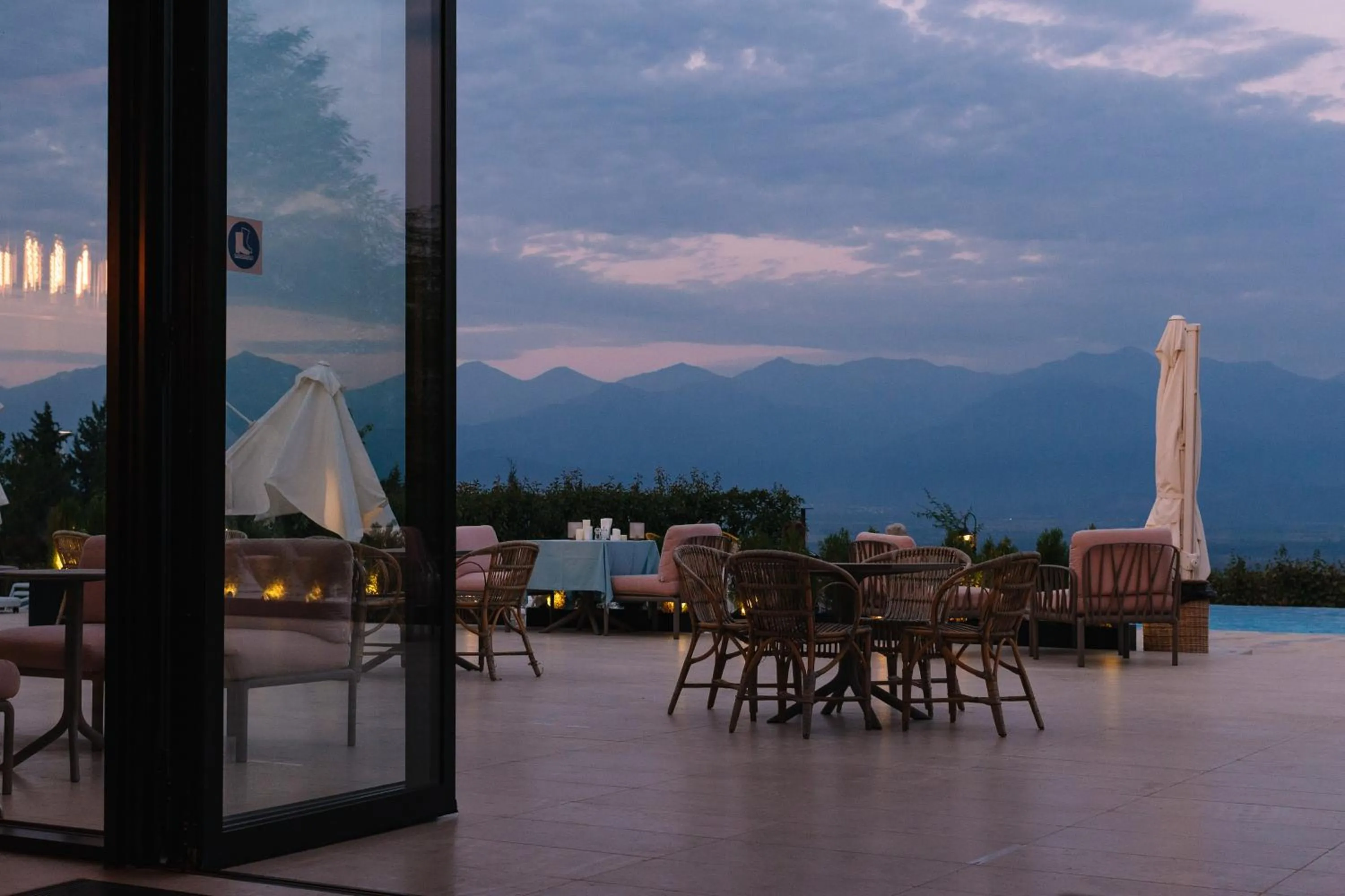 Restaurant/places to eat in Vazisubani Estate