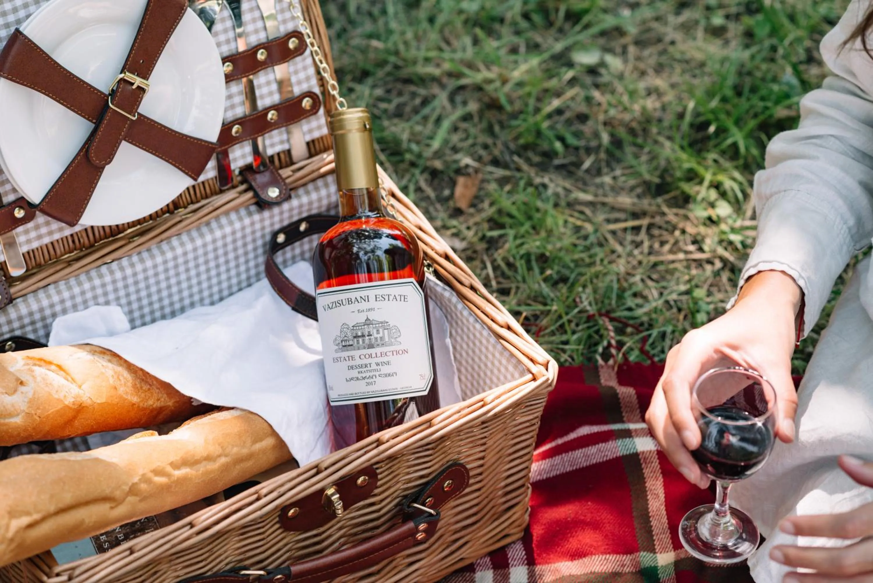 Drinks in Vazisubani Estate