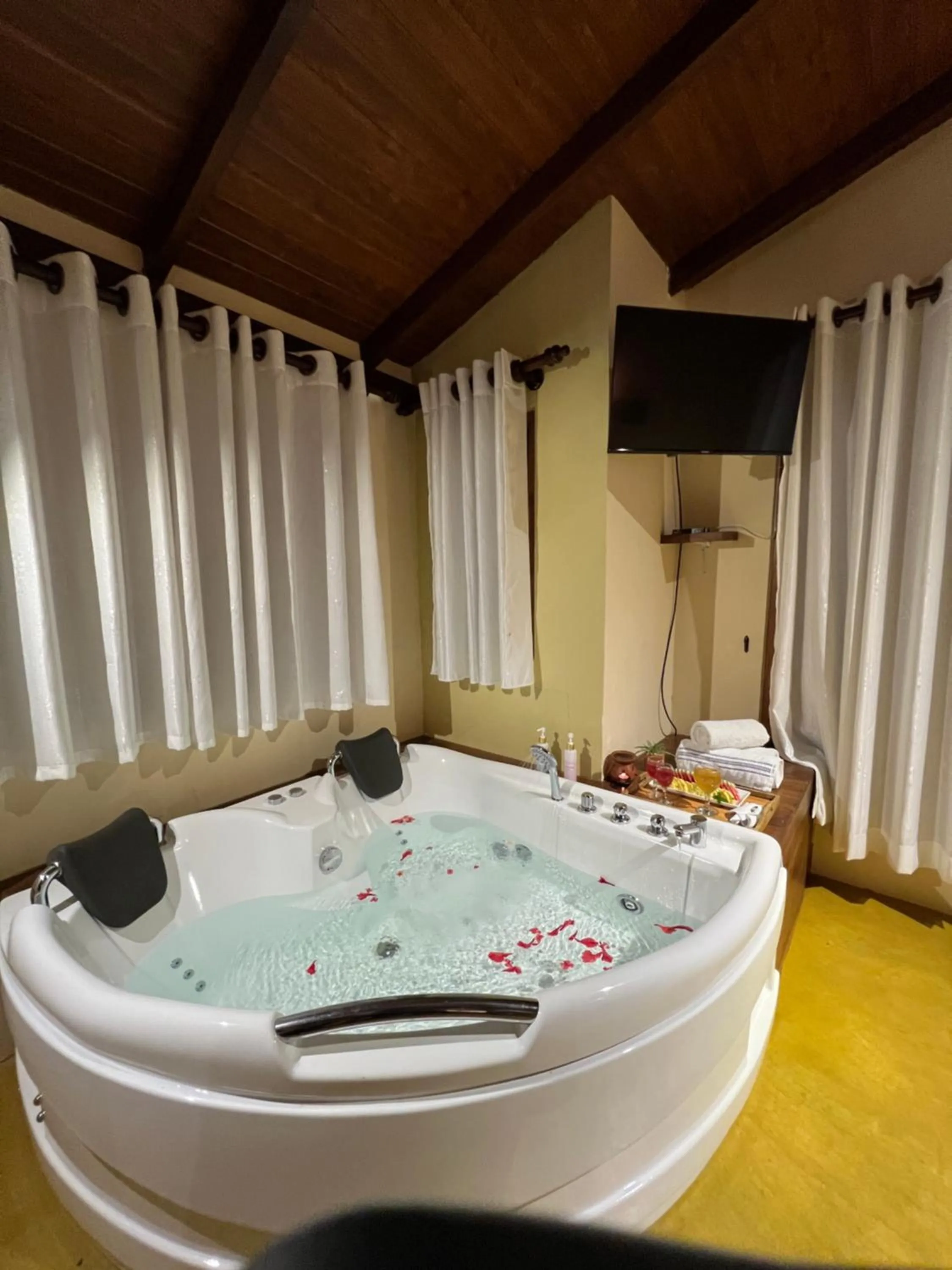 TV and multimedia in Cloud Nine Lanka Resort Wilpattu