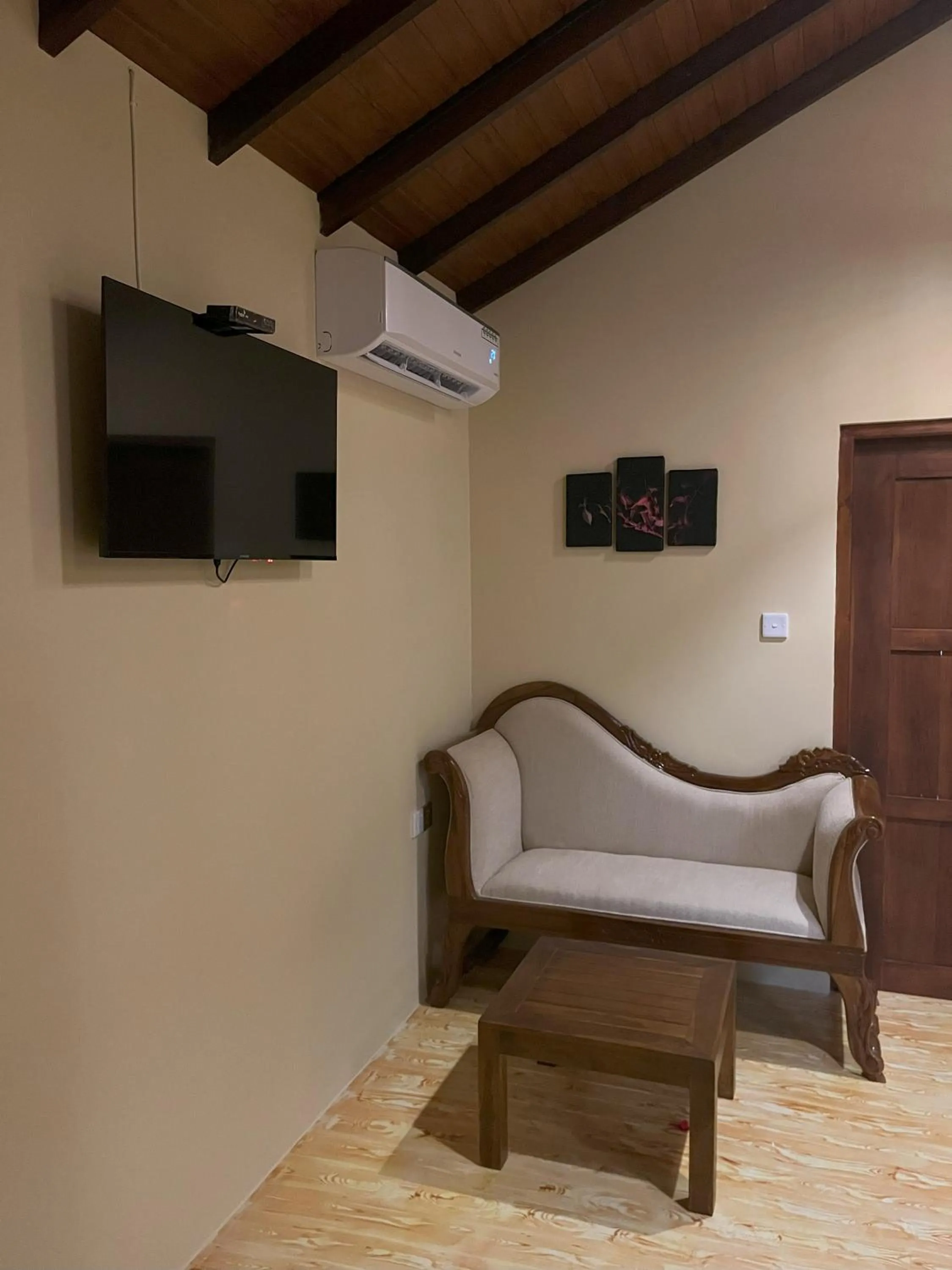 TV and multimedia in Cloud Nine Lanka Resort Wilpattu
