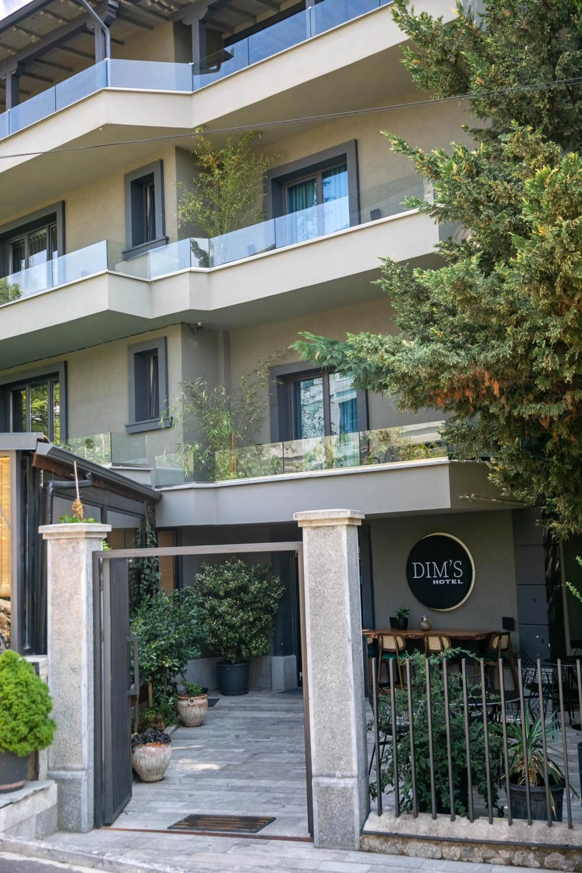 Facade/entrance in Dim's Hotel & Restaurant