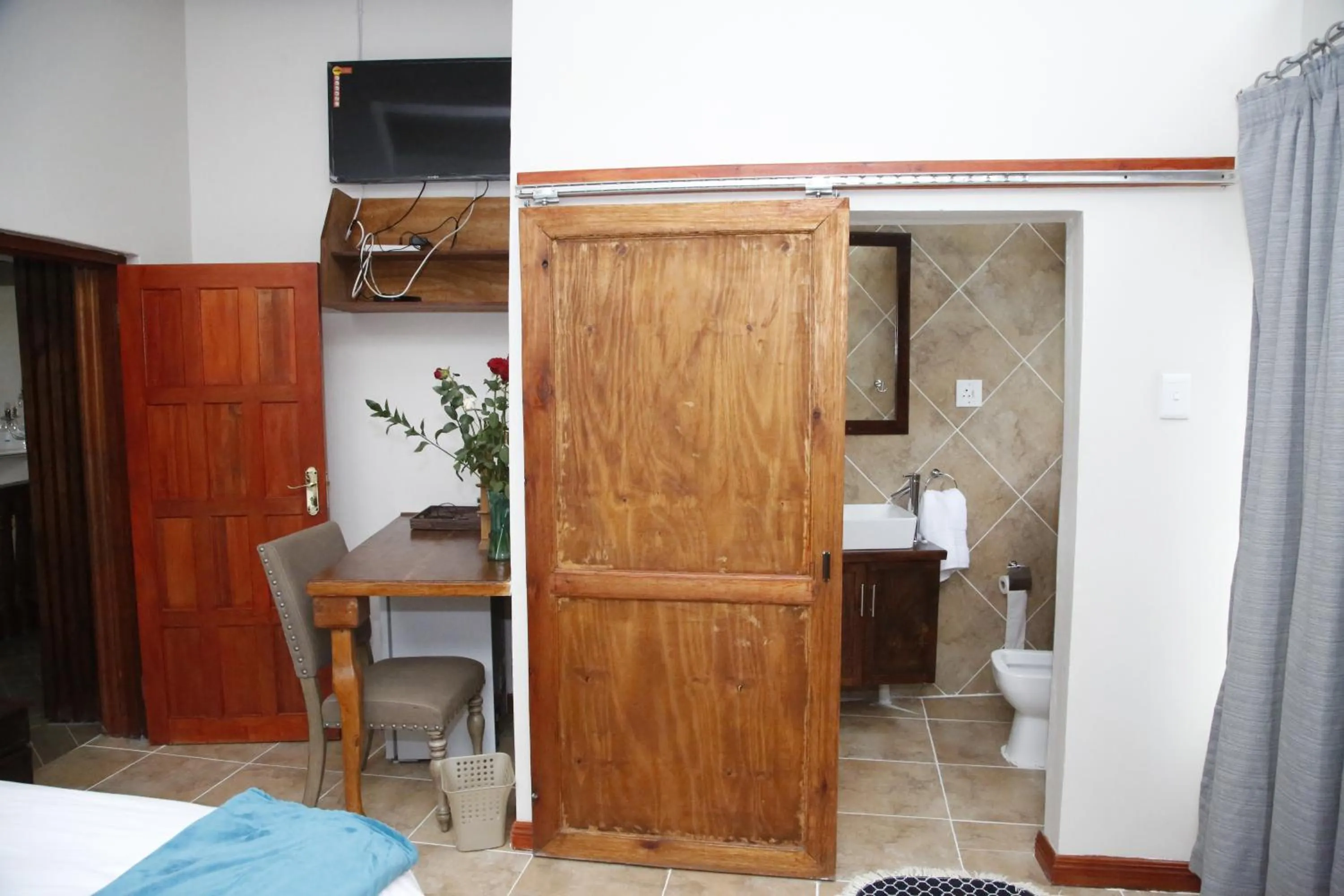 Bathroom, Bed in Travetel OR Tambo Airport
