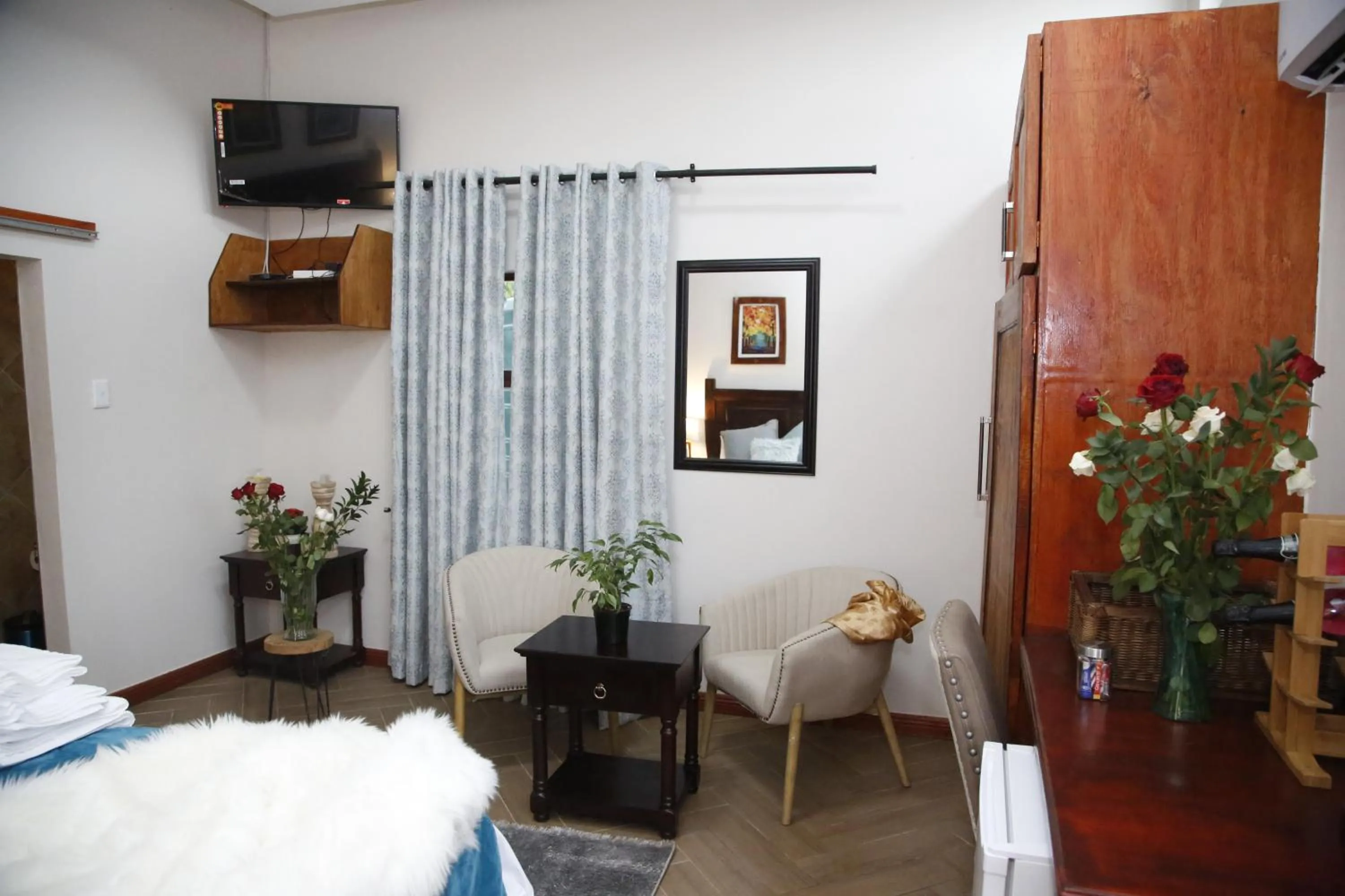 Seating area, Bed in Travetel OR Tambo Airport