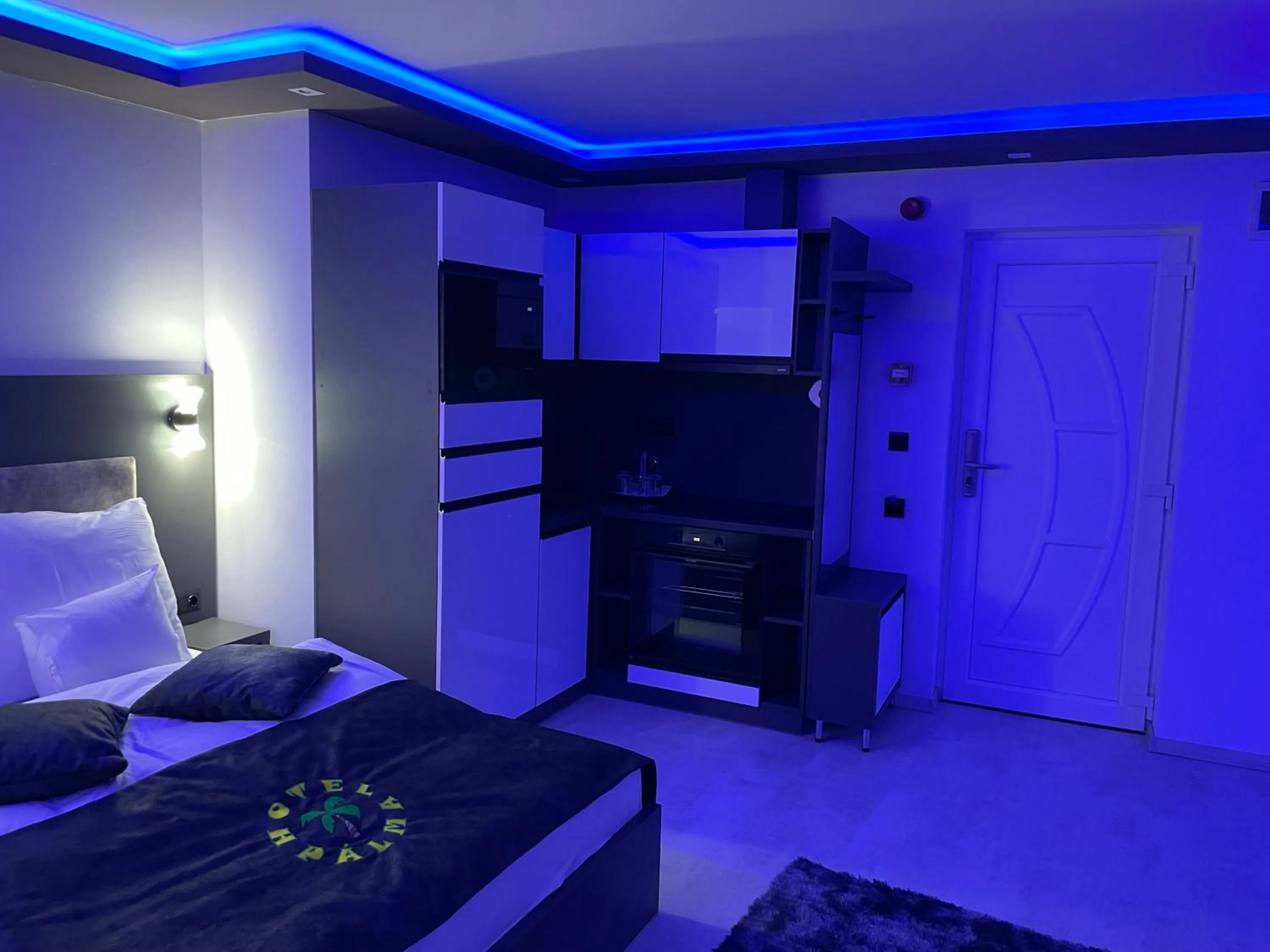 Kitchen or kitchenette, Bed in Hotel Pálma