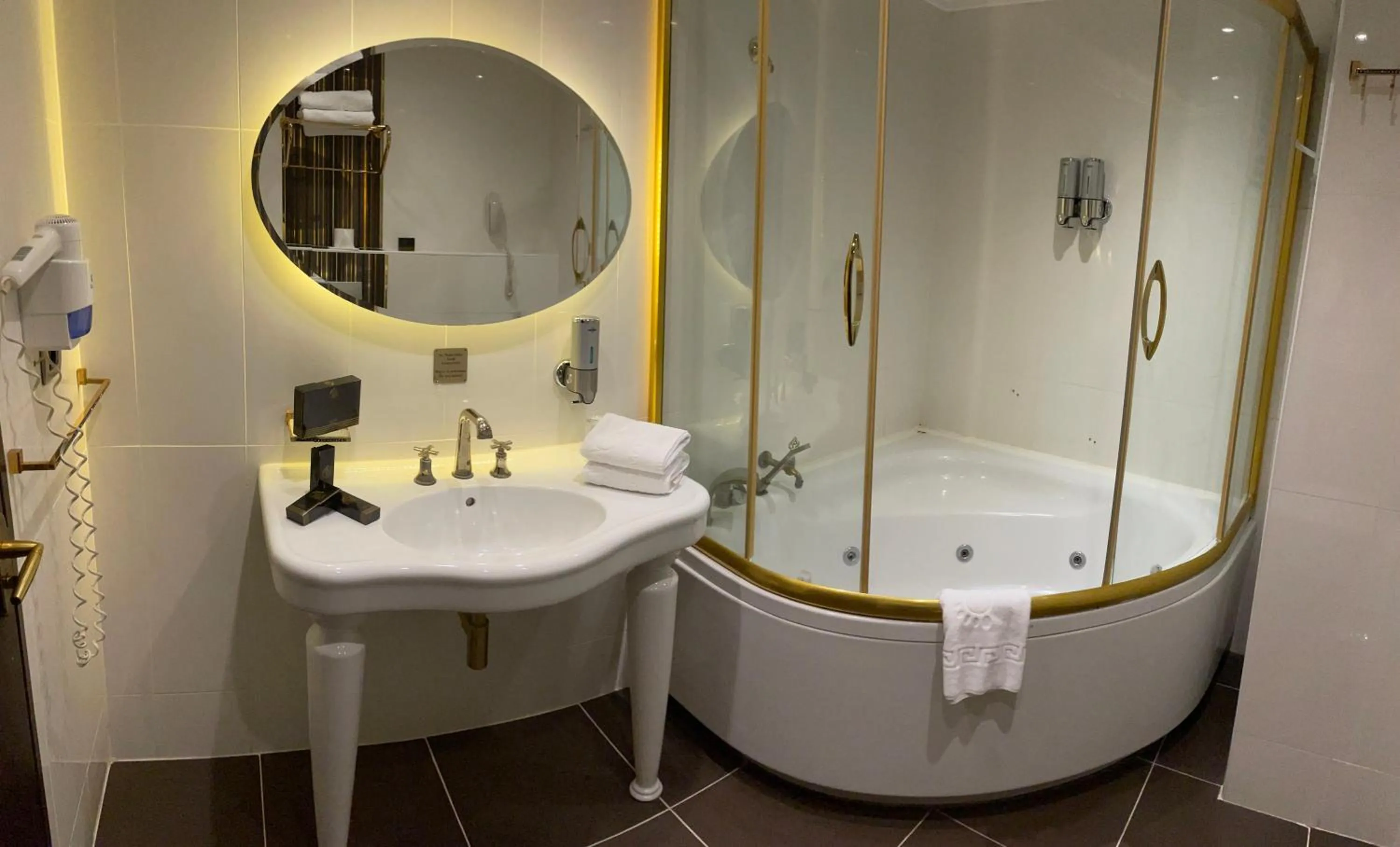 Bathroom in Black Bird Thermal Hotel & SPA