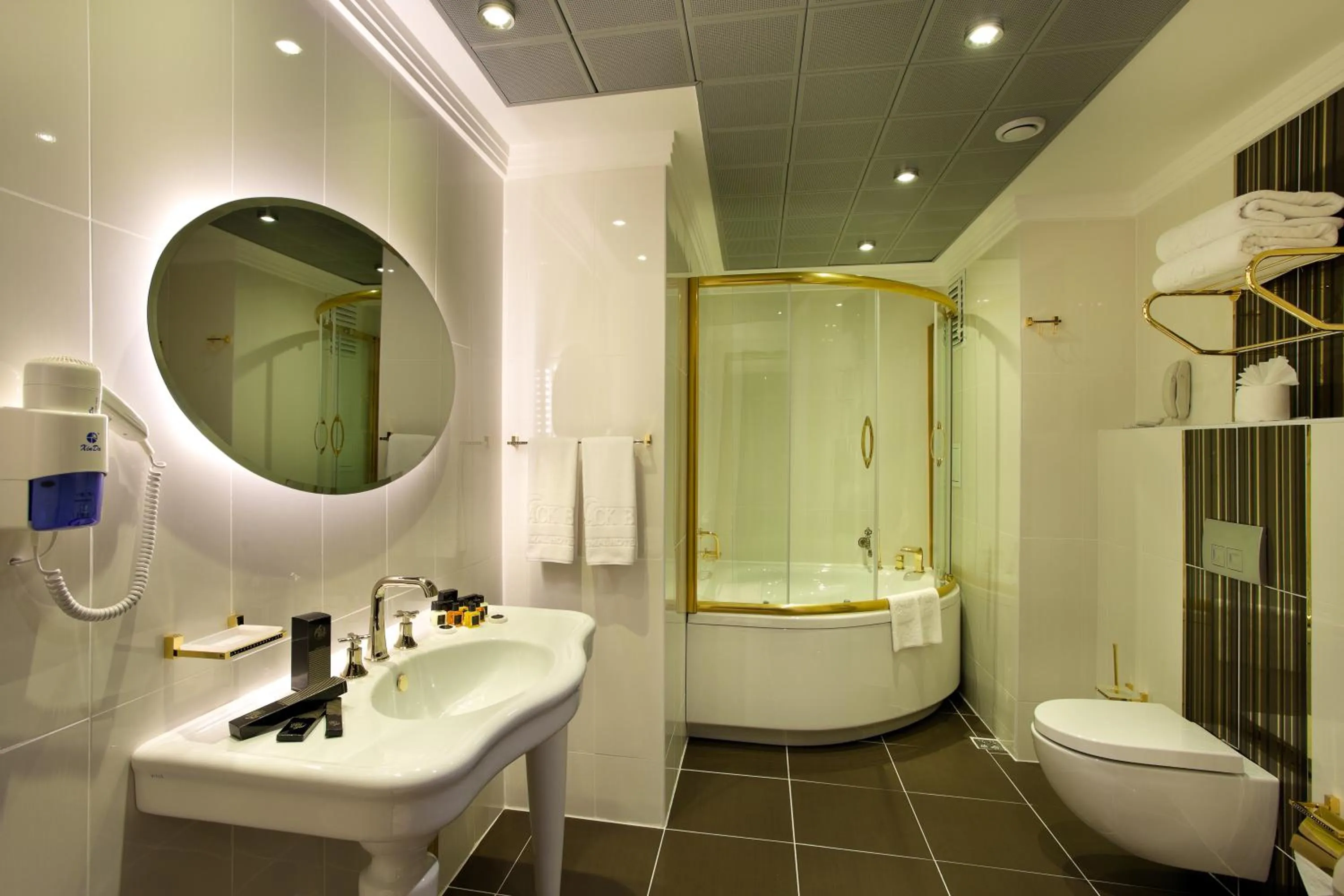 Bathroom in Black Bird Thermal Hotel & SPA