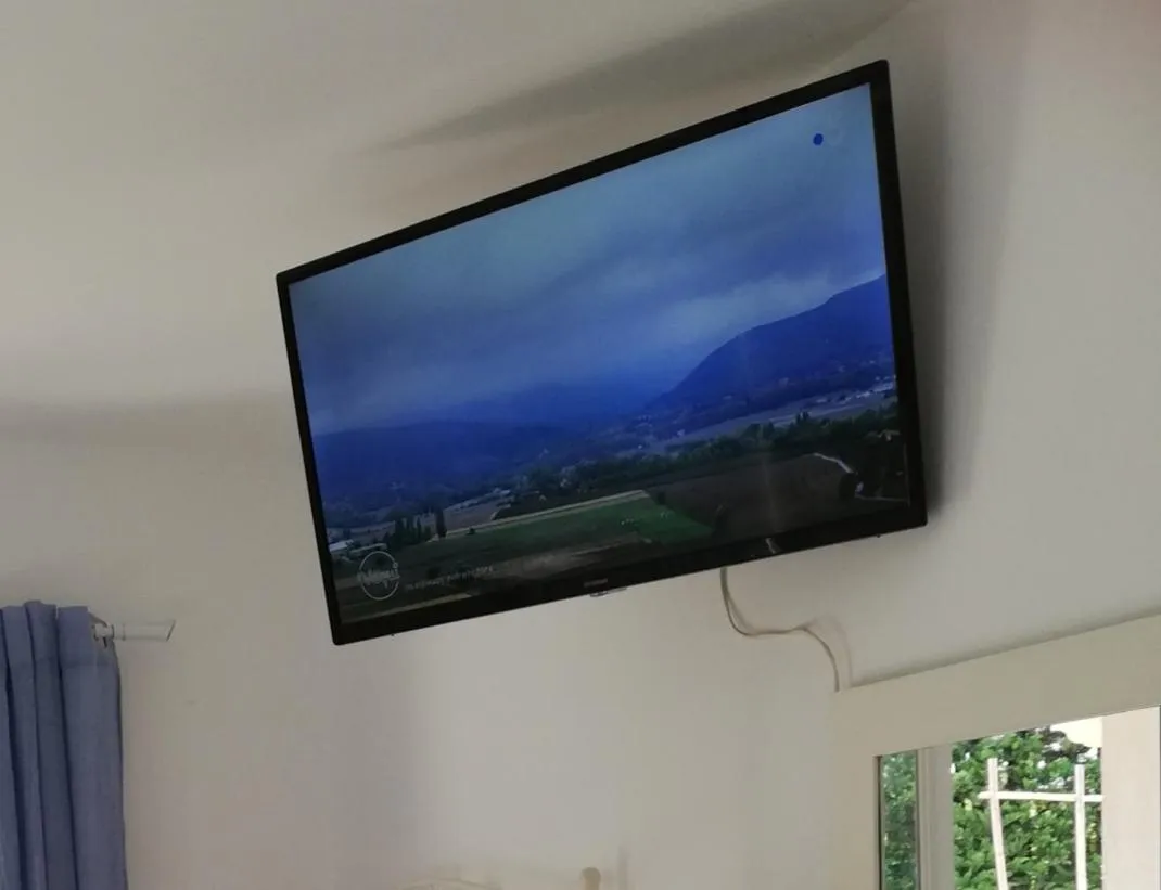 TV and multimedia, TV/Entertainment Center in Chambre d'hôtes en provence avec Jacuzzi