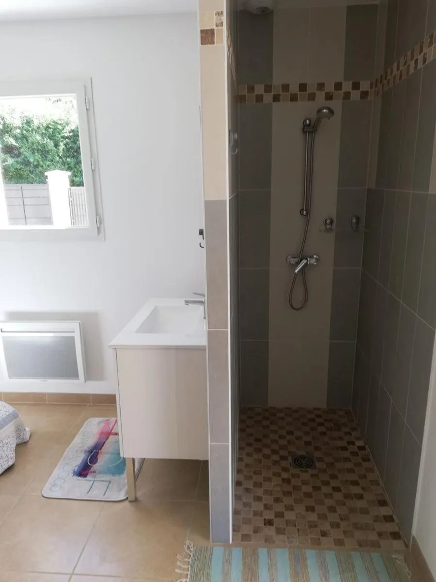 Shower, Bathroom in Chambre d'hôtes en provence avec Jacuzzi