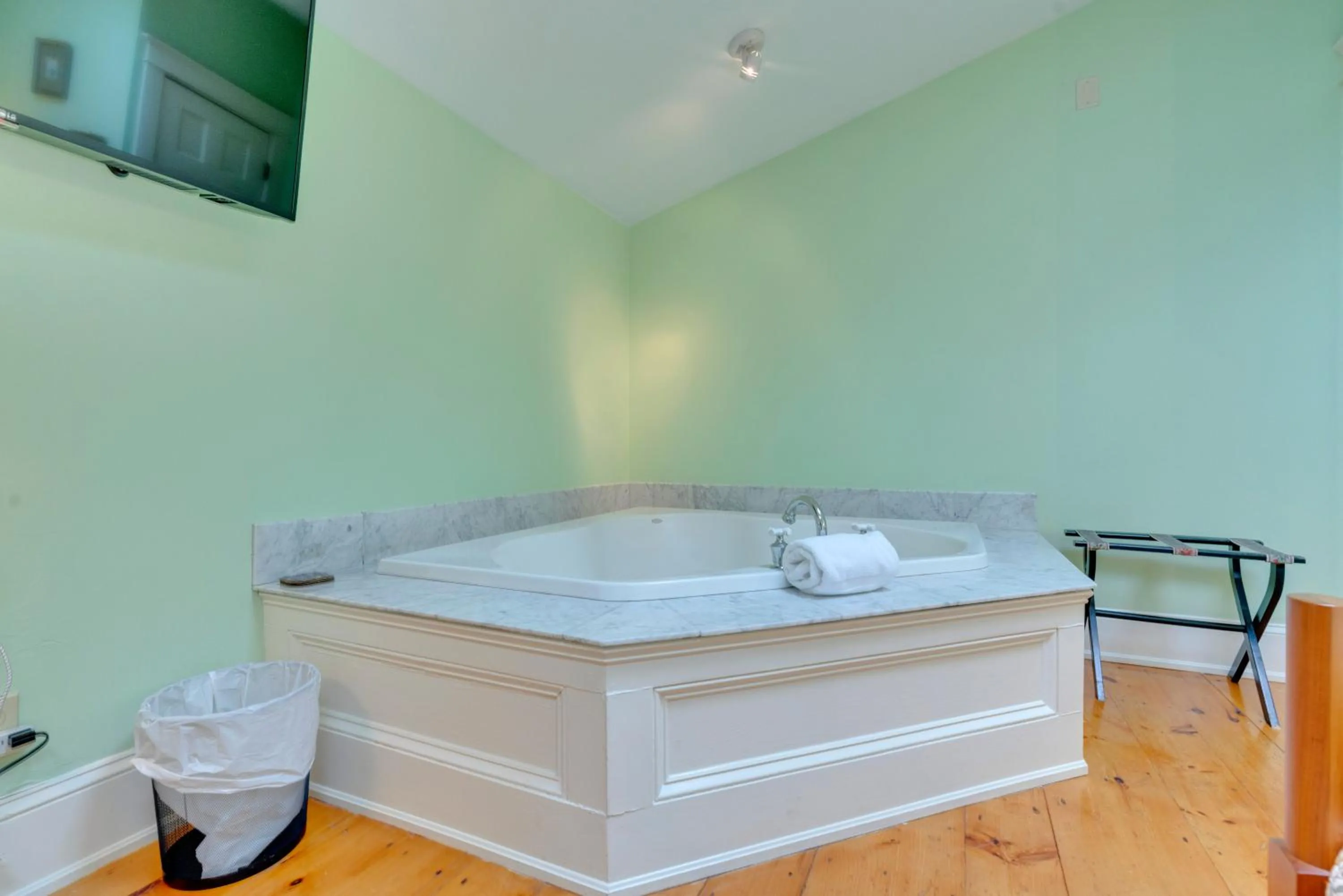 Hot Tub, Bed in James Place Inn Bed and Breakfast