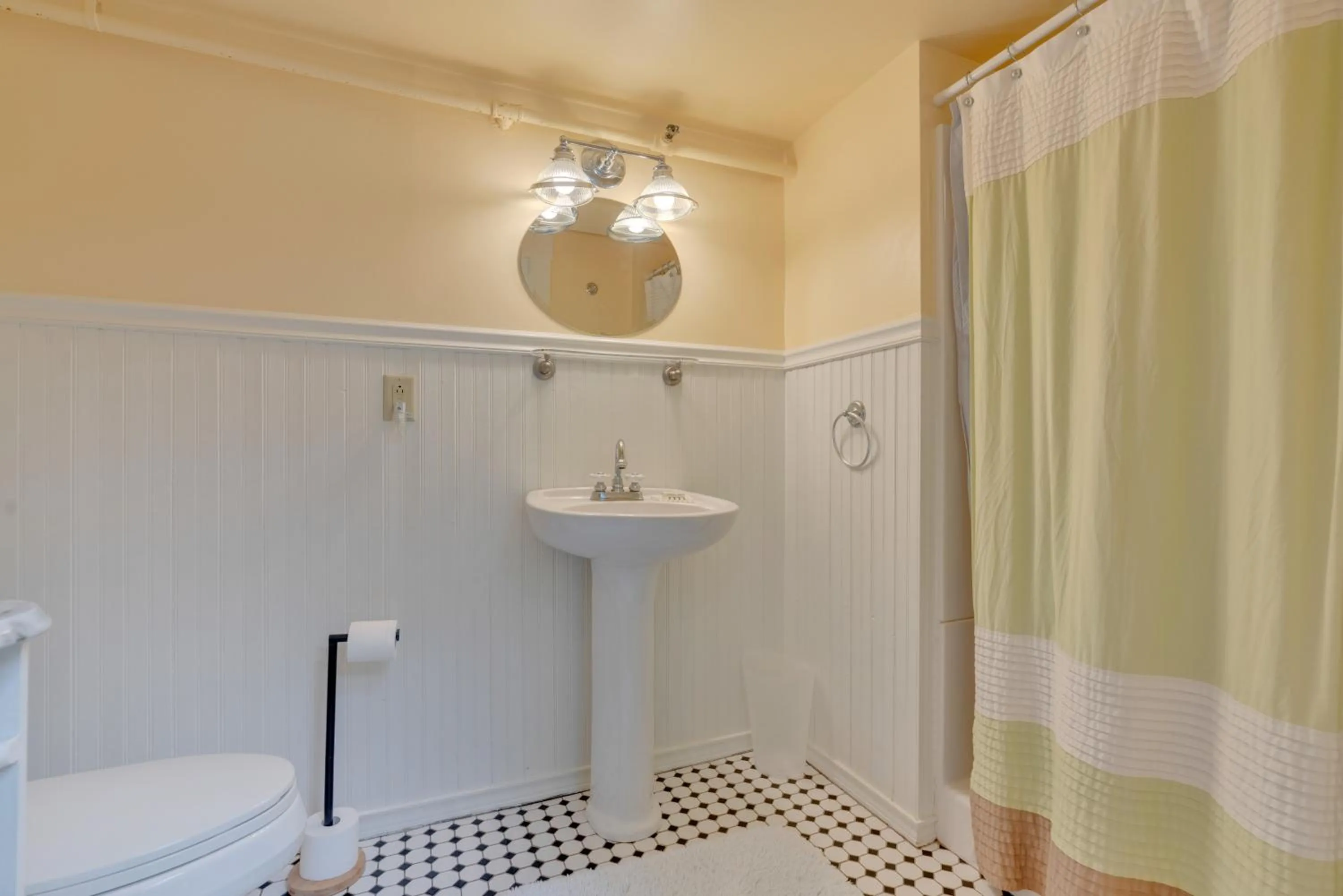 Bathroom in James Place Inn Bed and Breakfast