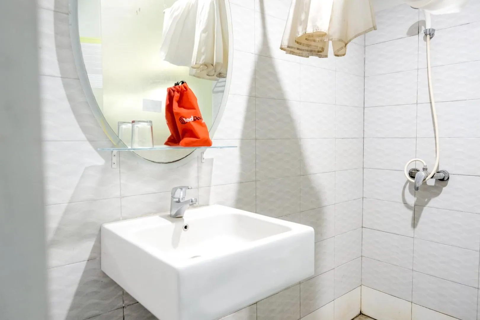 Bathroom in RedDoorz Plus at Sunrise Hotel Sanur