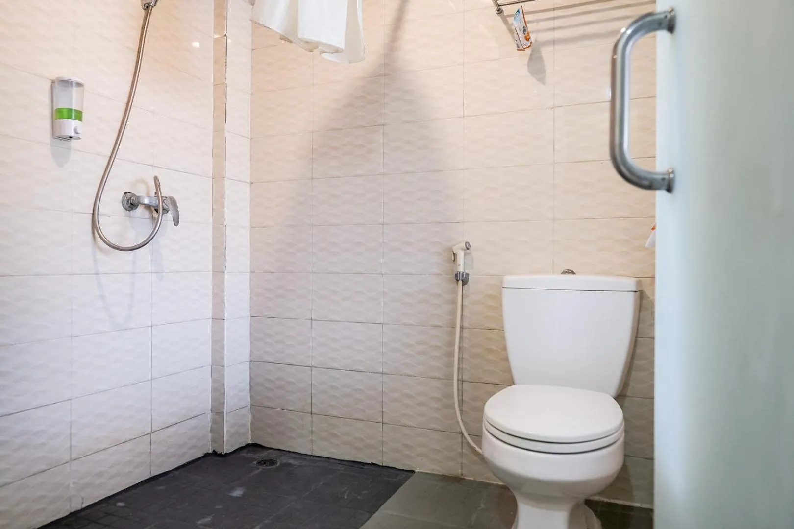 Shower in RedDoorz Plus at Sunrise Hotel Sanur