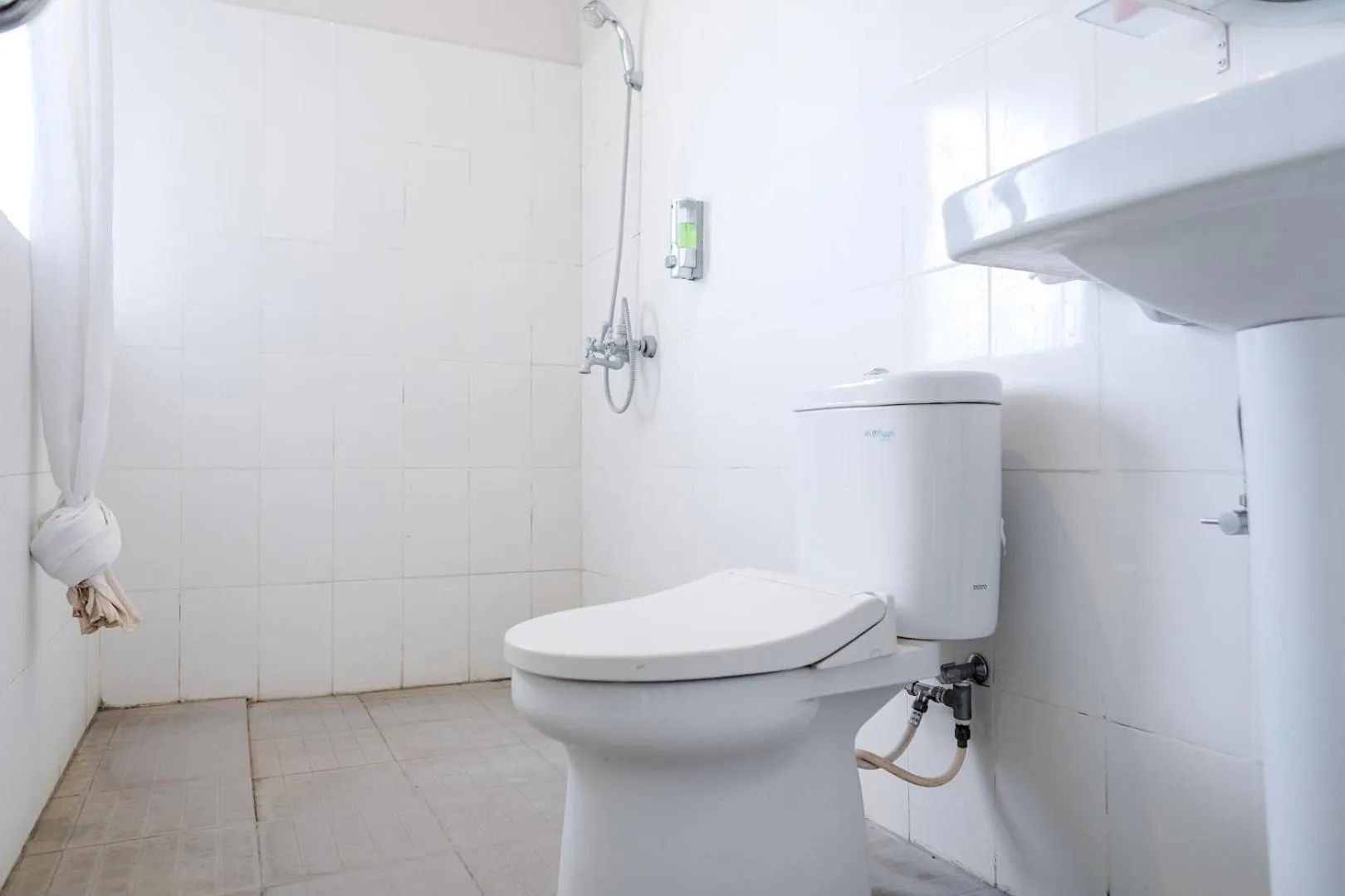 Toilet in RedDoorz Plus at Sunrise Hotel Sanur