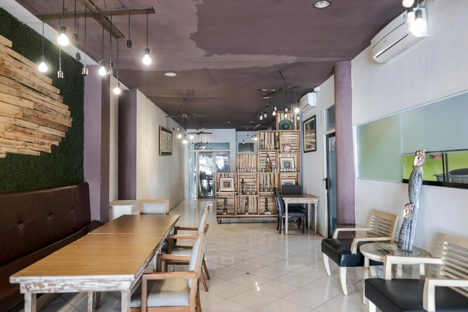 Seating area in RedDoorz Plus at Sunrise Hotel Sanur